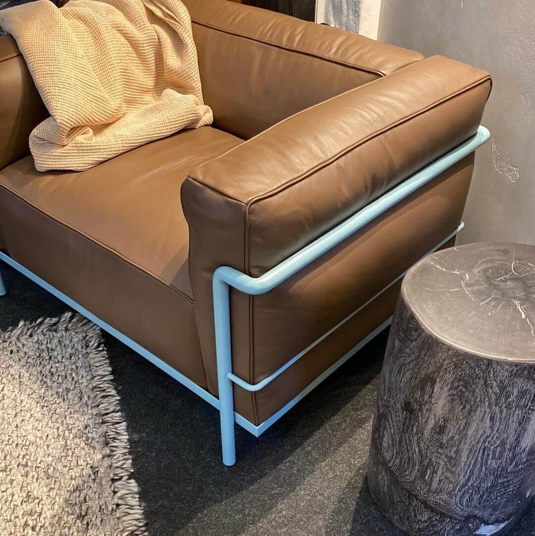 Cassina - Sessel LC3 Bezug Leder Costogno x Braun Gestell Stahl Hellblau Matt Lackiert - 2
