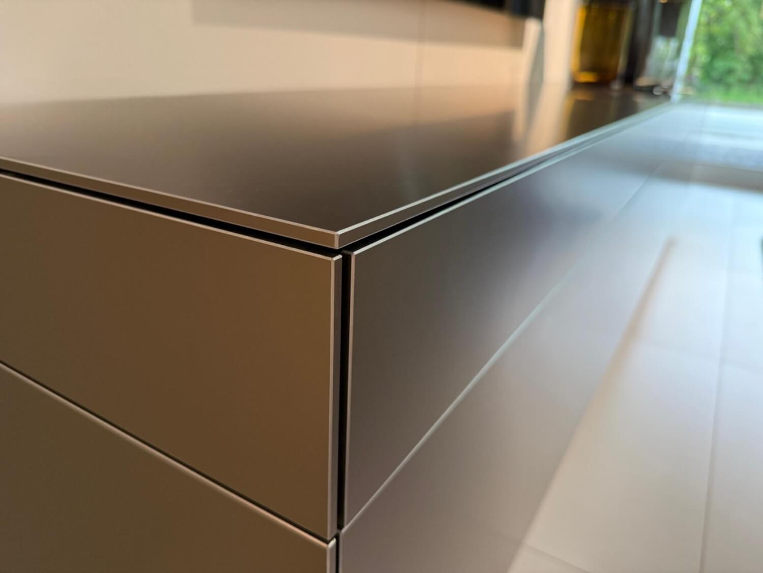 Kettnaker - Wohnwand Soma Front Aluminium Bronze Hell Korpus Lack Schwarz Matt Gestell Wangen Schwarz Lackiert - 3