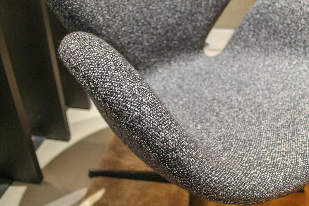 Fritz Hansen - Stuhlsessel Swan Chair Stoff Vanir Granite Brow Dunkelgrau Gestell Aluminium Schwarz Mit Rückholfunktion - 4