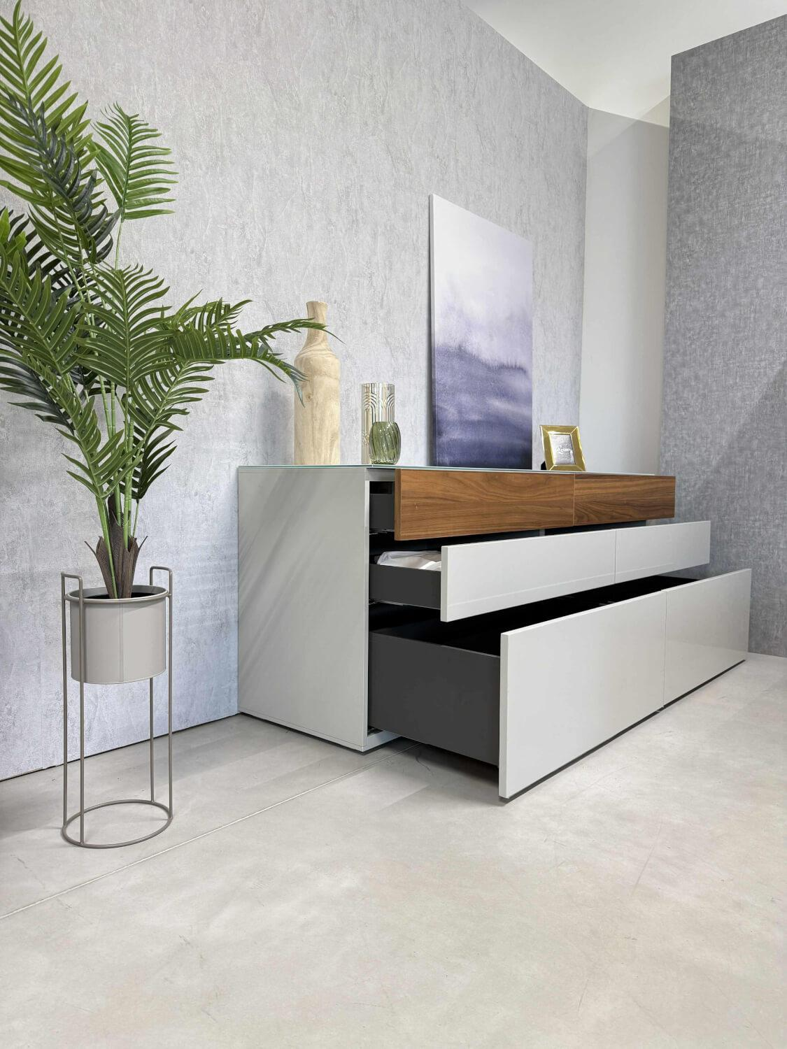 Hülsta - Wohnwand Now Vision C18 Lack Seidengrau Hochglanz Akzent Kernnussbaum Inklusive Couchtisch - 2