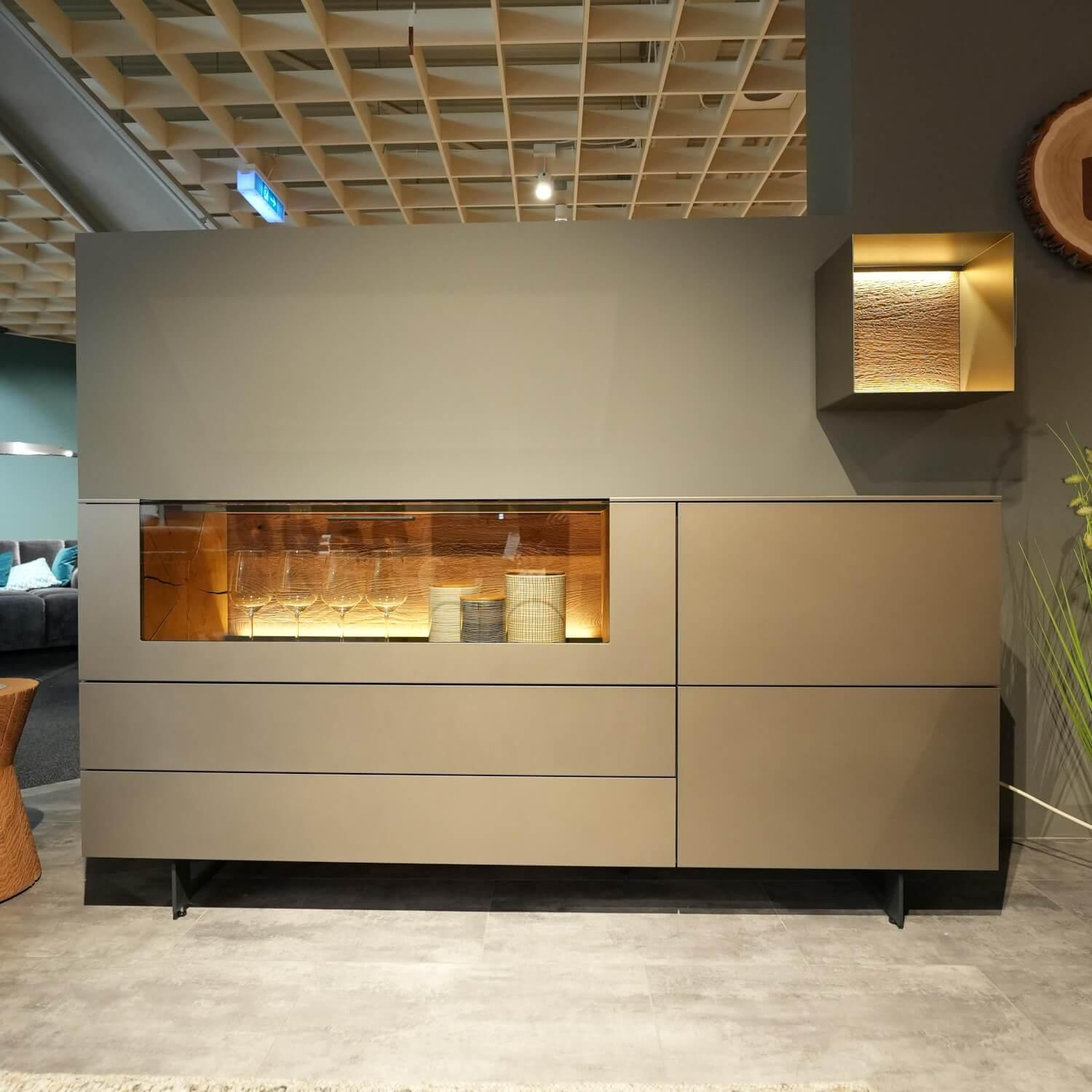 Hartmann - Sideboard 418T Vara Kerneiche Umato Sägerau Gebürstet Titan Grau  Mit Vitrine 9612 Beleuchtung Kufen 1045 Anthrazit - 7