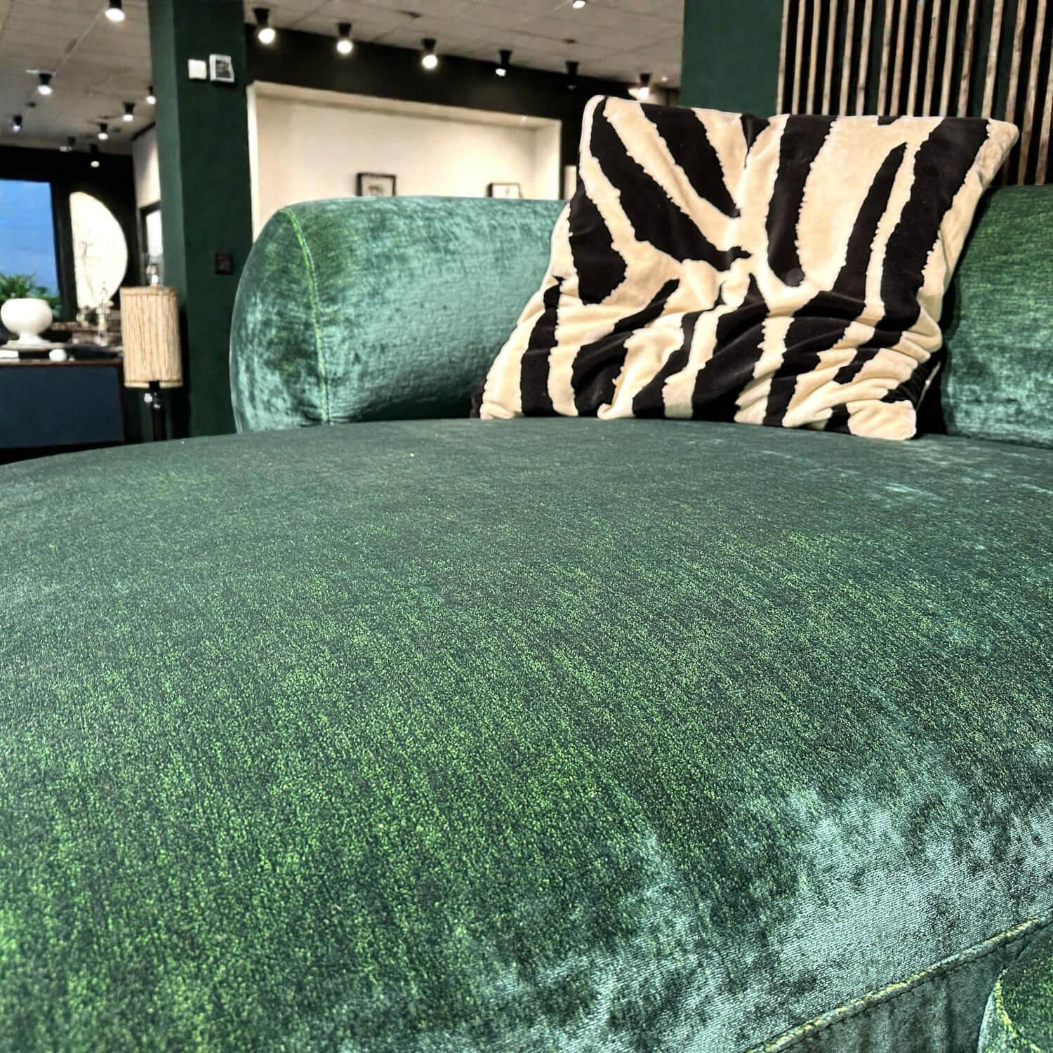 Bretz - Ecksofa Tharuun Stoff 67 7137 Velours Emerald Grün Füße Gleiter Schwarz Inklusive Kissen - 4