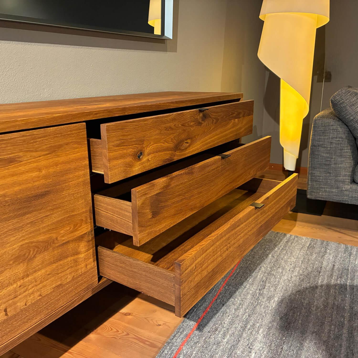 Janua - Sideboard SC 21 Eiche Geräuchert Natur Geölt Oberfläche Gebürstet Fußgestell Aluminium Tiefschwarz - 4