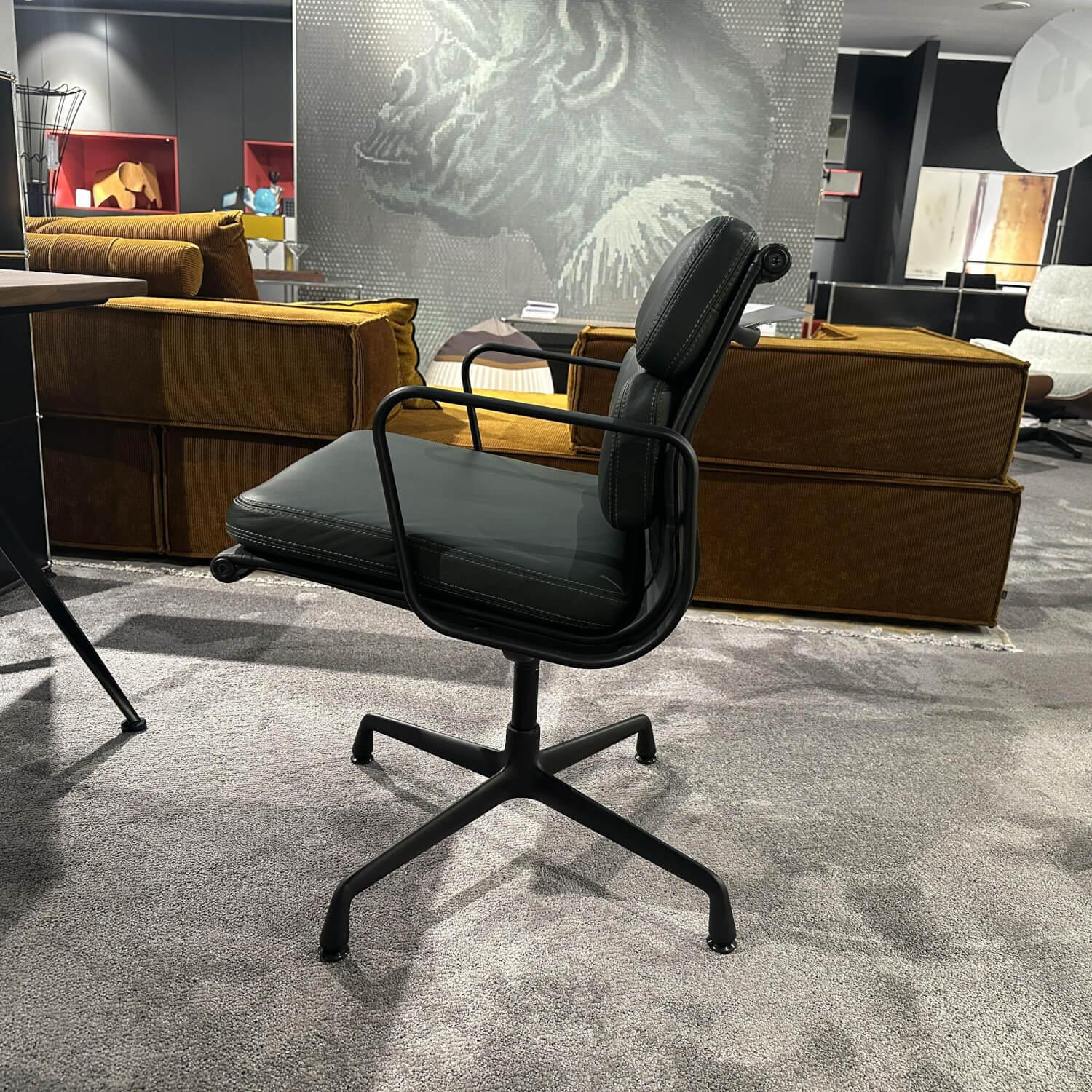Vitra - Stuhl Soft Pad EA 208 Leder Premium Jade Grün Gestell Klassische Höhe Schwarz - 2