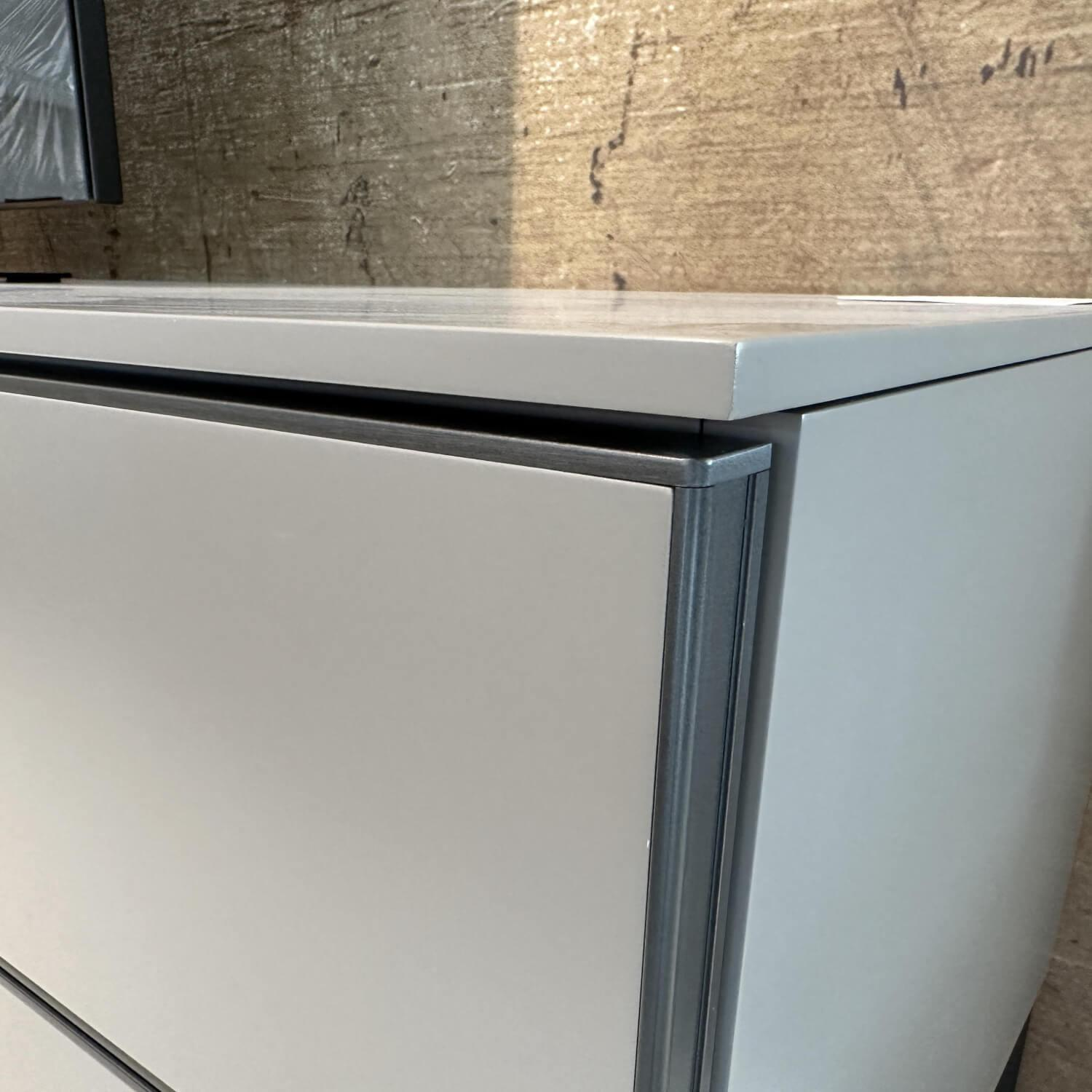 Molteni & C - Sideboard 505 UP Lack Matt London Sky Grau Gestell Metall Zinnfarbig Inklusive Beleuchtung - 5