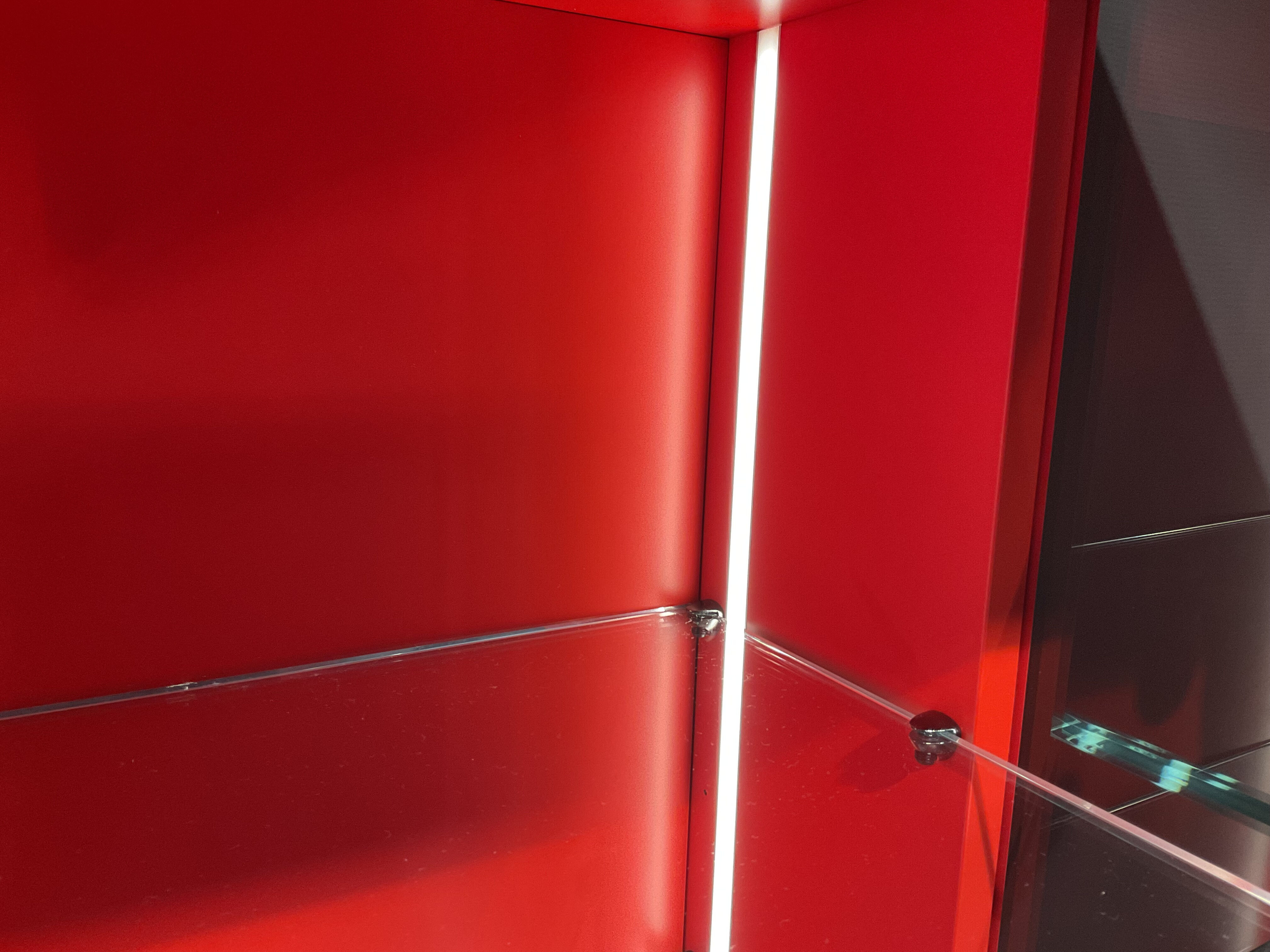 Kettnaker - Vitrinenschrank Soma Lack Rot Abdeckplatte Glas Rot Mit Klarglas Inkl. Beleuchtung - 2