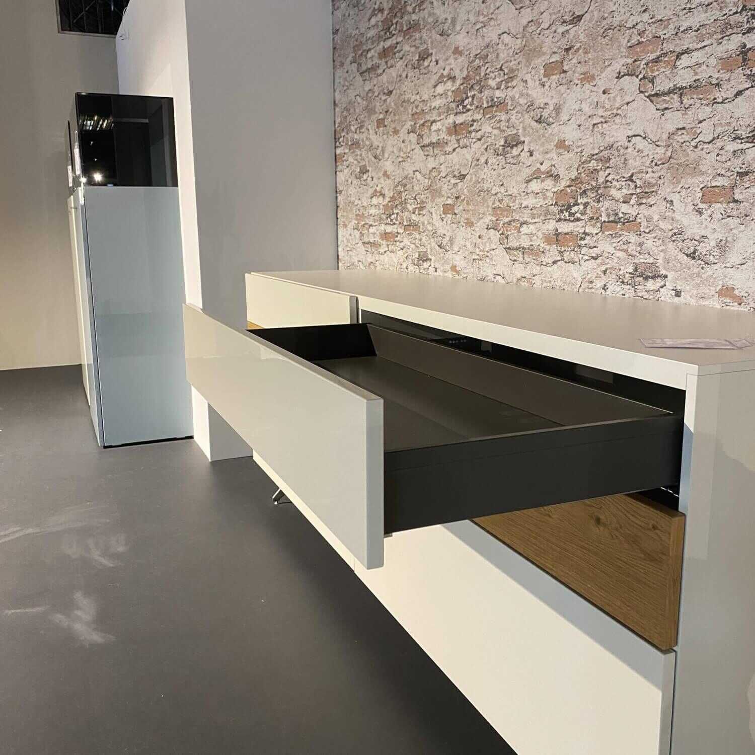 h-C3-BClsta-sideboards-highboards-sideboard-now-vision-korpus-lack-wei-C3-9F-akzente-natur-eiche-gestell-edelstahl-5f24500bed5ebzERGvt0mmGZS Hülsta - Sideboard Now Vision Korpus Lack Weiß Akzente Natur Eiche Gestell Edelstahl - 7