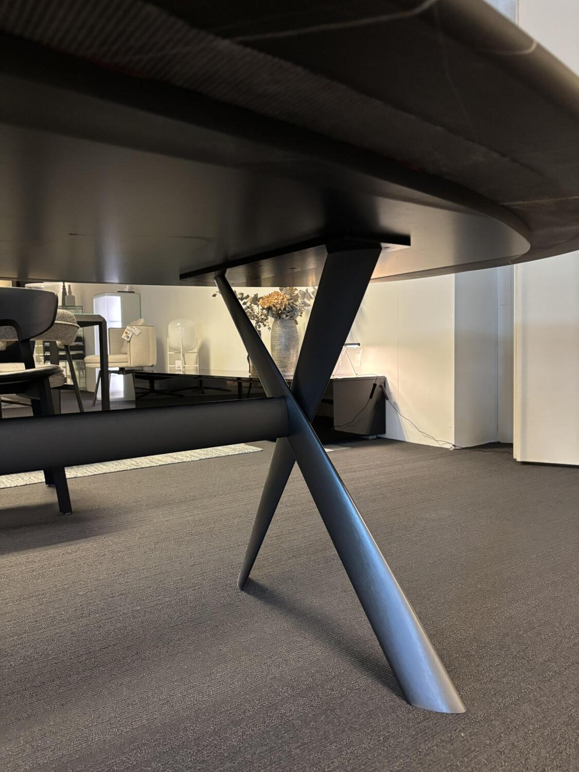 Molteni & C - Esstisch Gatwick Platte Marmor Sahara Noir Gestell Metall Zinnfarbig - 3