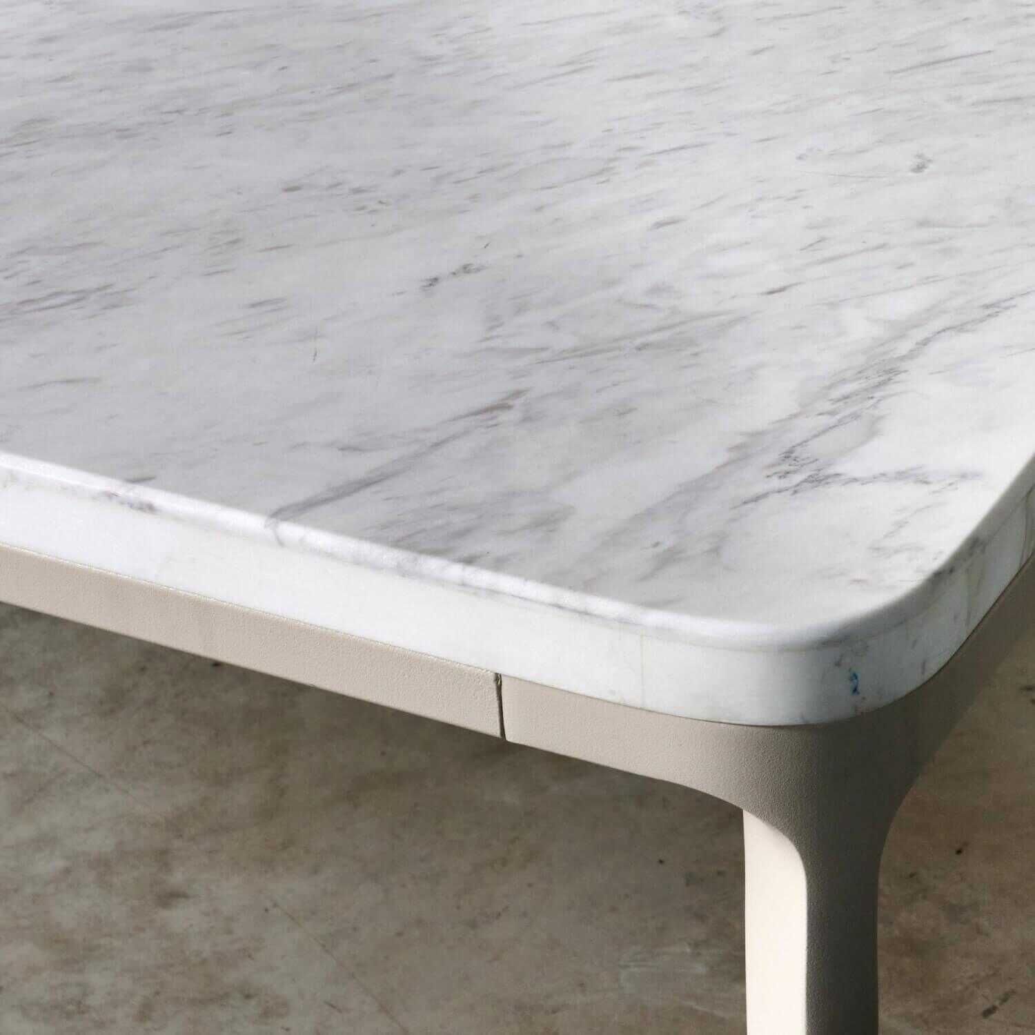 Tisch Outdoor Parklife Tischplatte Marmor Farbe Weiss Gestell Aluminium Farbe Tuff