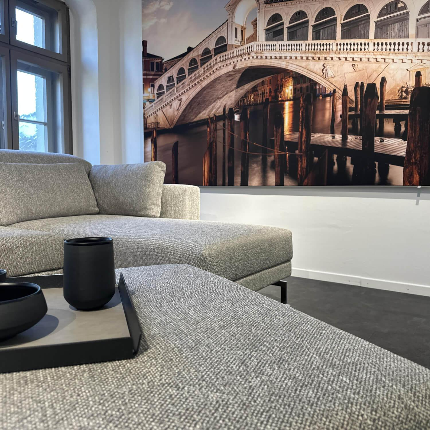 Brühl - Ecksofa Moule Medium Stoff 2480 90 Grau Kufe Verchromt Glänzend Inklusive Hocker - 4