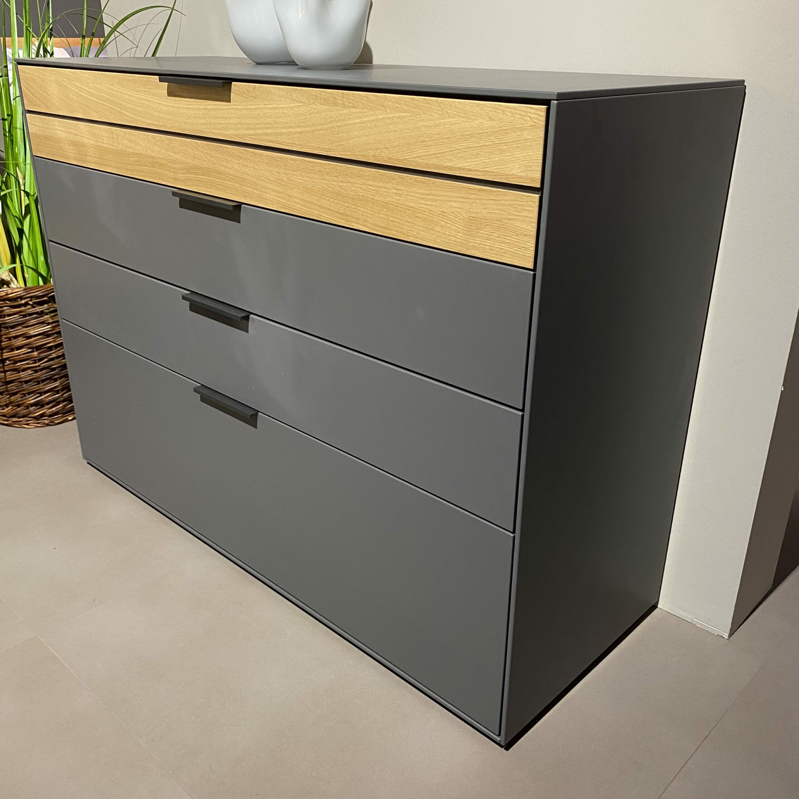 Wöstmann - Kommode Scottsdale Lack Graphitgrau Akzente Wildeiche Lamellen Griffe Metall Schwarz - 2