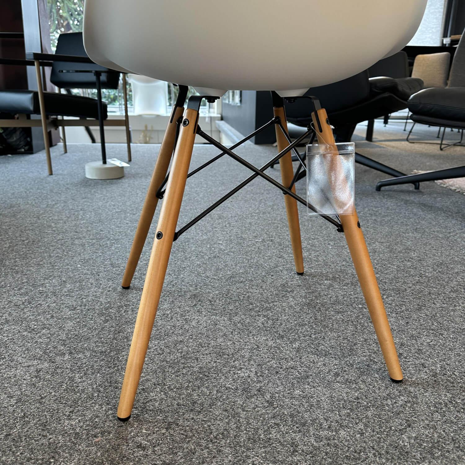 Stuhl Eames Plastic Chair Weiße Schale Ahorn Gestell Braun