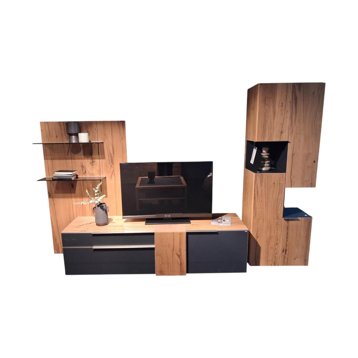 Voglauer - Wohnwand Valpin Eiche Altholz Absetzung Glas Anthrazit Mit Beleuchtung Und Kabelmanagement - 1