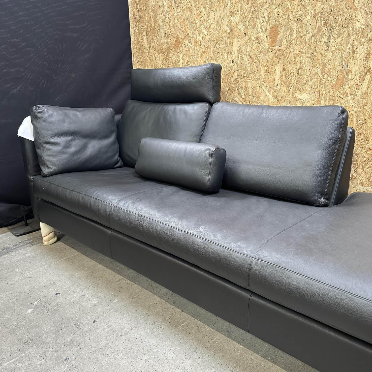 COR - Sofa Conseta Leder 175 Schwarz Schmalfüße Lack M20 Schwarz Mit Klapparmlehne Und Überstand Inklusive Kopfstütze Und Kissen - 2