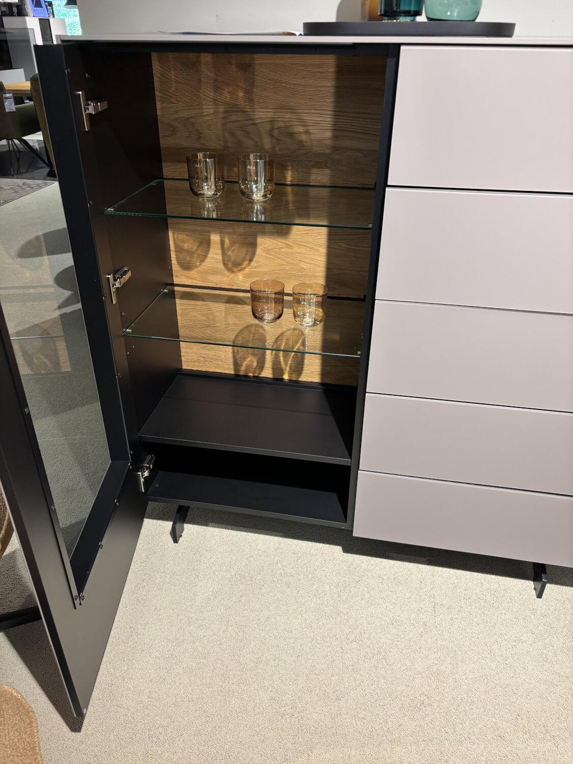Musterring - Highboard Q Media 2.0 Glas Fango Satinato Grau Absetzung Eiche Massiv Gebürstet Gestell Metall Schwarz Mit Beleuchtung - 4