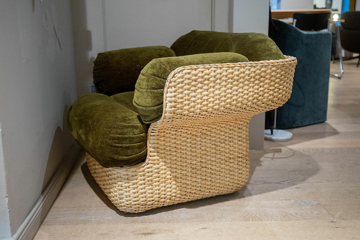 Gubi - Sessel Basket Lounge Chair Stoff Mumble Glamour Moosgrün Gestell Rattan - 6