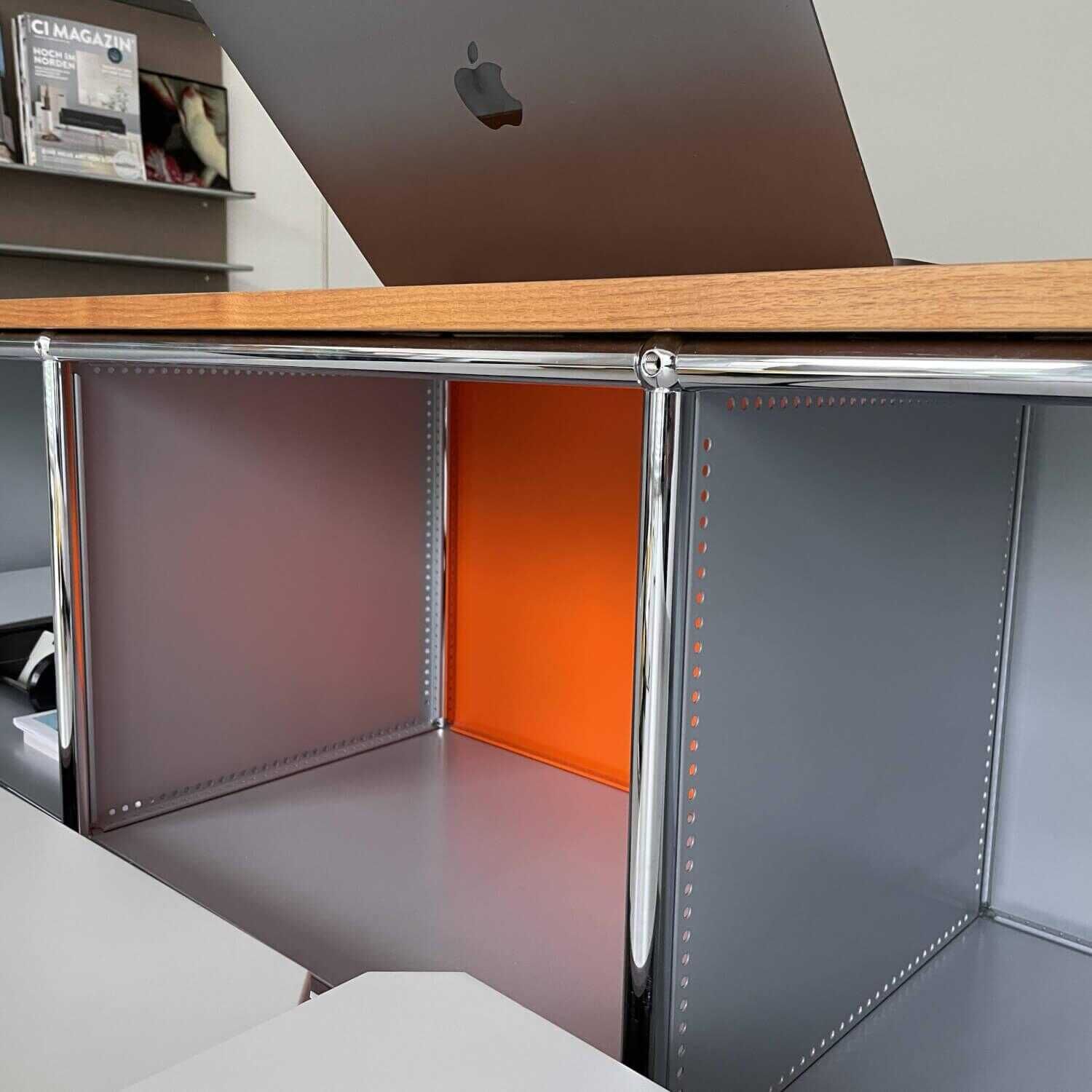 Sideboard Metall Mattsilber Orange mit Aufgelegter Holzplatte