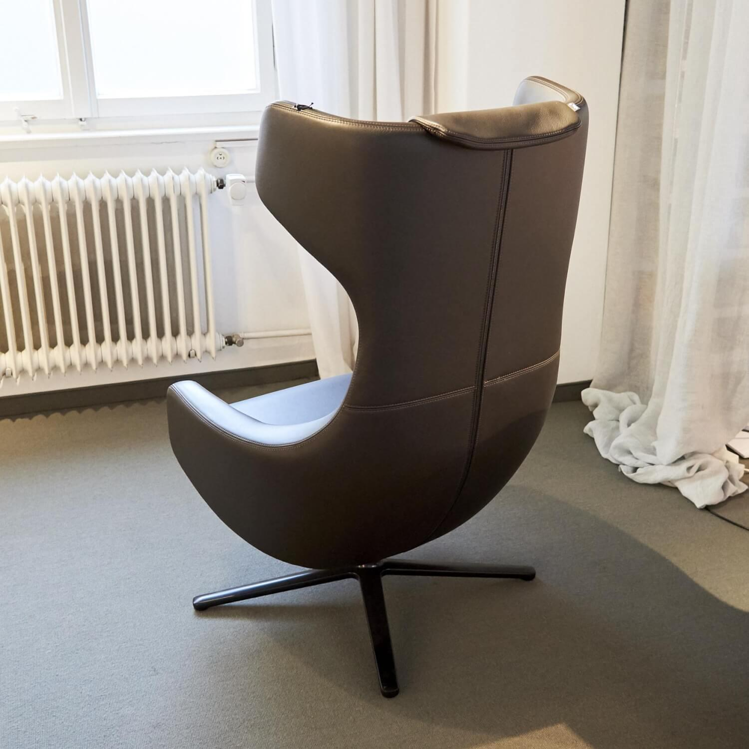Vitra - Sessel Grand Repos Leder Premium Braun 77 Gestell Basic Dark mit Ottoman - 5