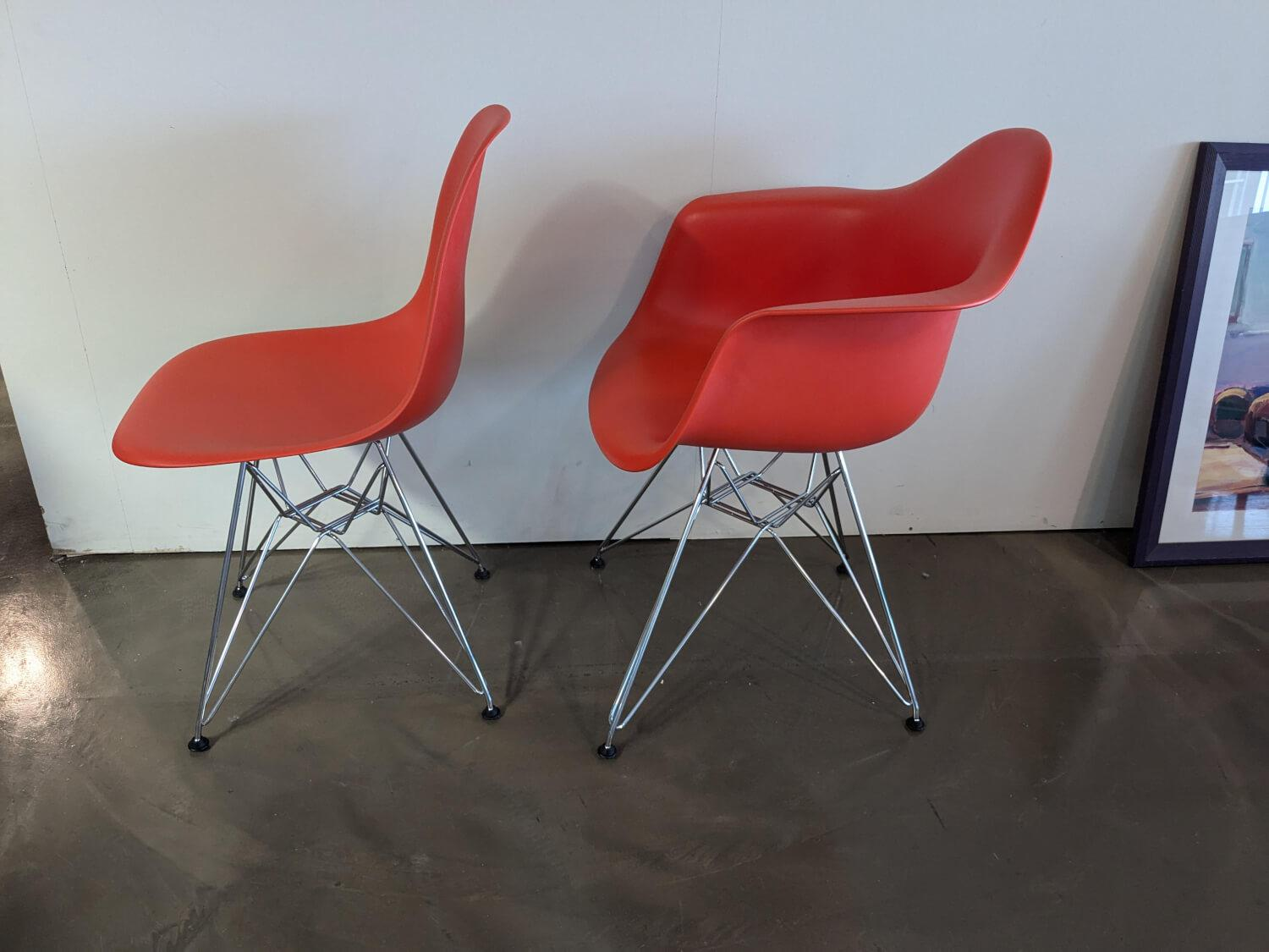 Vitra - 2er Set Eames Plastic Sidechair Und Armchair Sitzschale Kunststoff Oxidrot Rot Gestell Metall Verchromt - 4