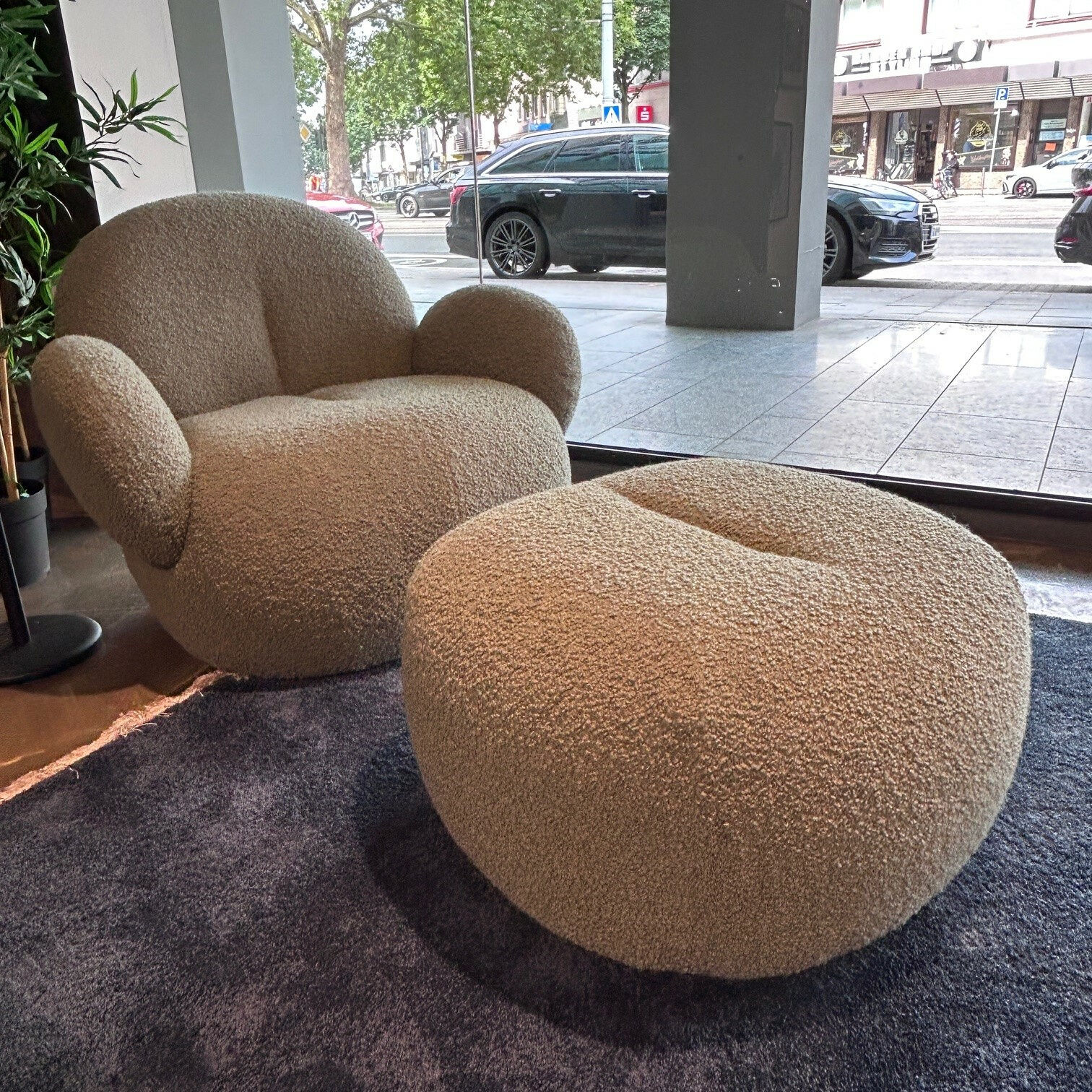 Freifrau - Loveseat Nana Stoff Nimbus Boucle Loden mit Hocker - 4