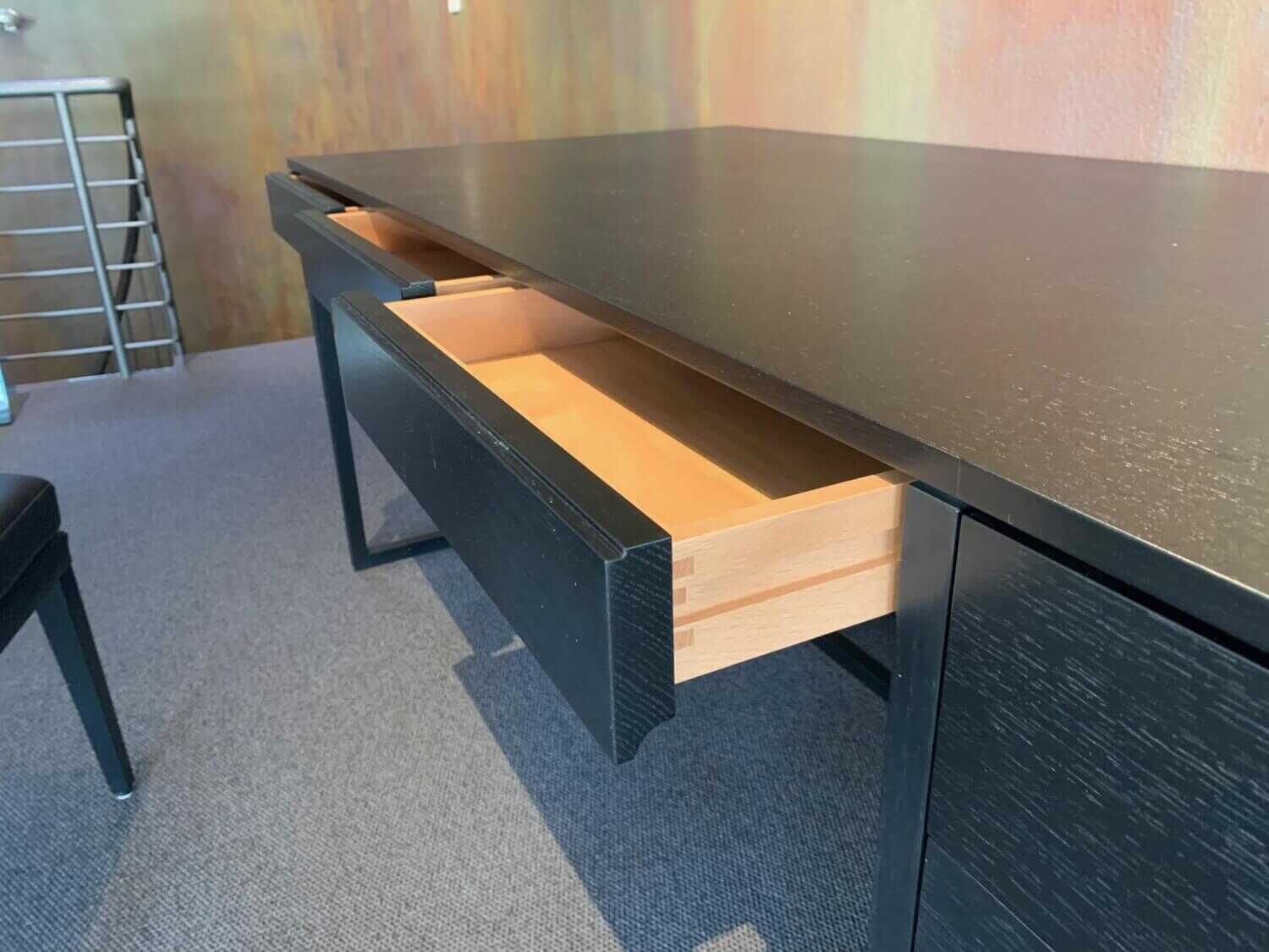 neue-wiener-werkst-C3-A4tte-arbeitsplatz-schreibtisch-oscar-eiche-schwarz-stuhl-figaro-leder-schwarz-a927a42a210e Neue Wiener Werkstätte - Arbeitsplatz Schreibtisch Oscar Eiche Schwarz Stuhl Figaro Leder Schwarz - 5