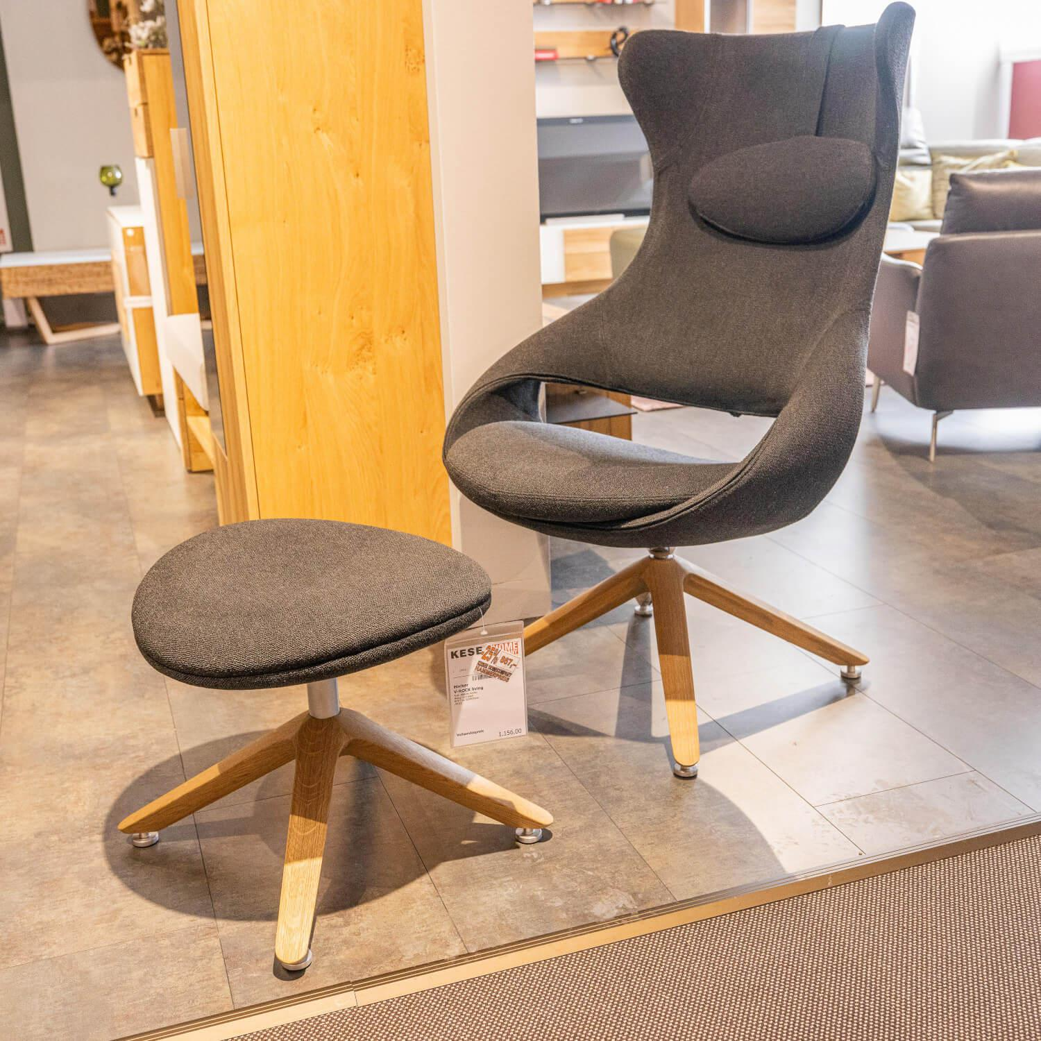 Voglauer - Ohrensessel V-Rock Living Bezug Stoff Curl Black CB Anthrazit Gestell Alteiche Rustiko Gebürstet Inklusive Hocker - 7