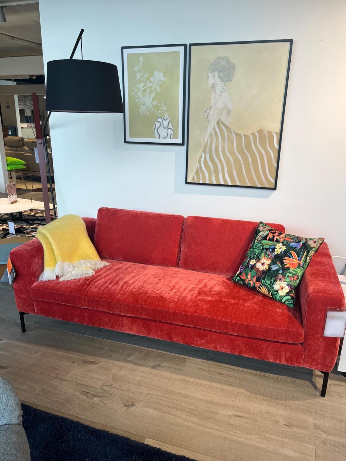 Raum.Freunde - Sofa Lenni Style Stoff Wildflower 9 Raspberry Pink Rot Füße Metall Schwarz - 4
