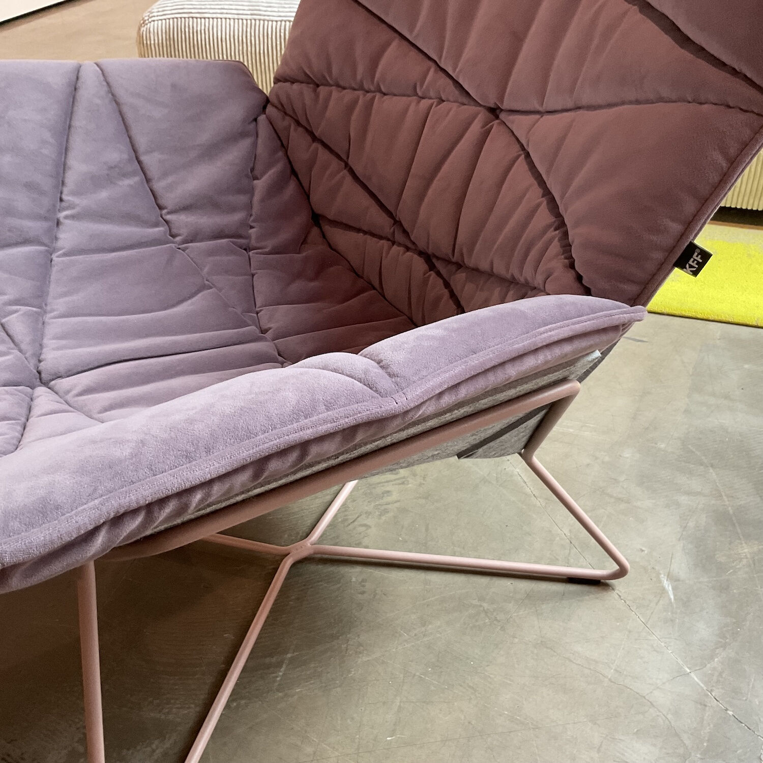 KFF - Loungesessel Nest Pure Stoff Seven 71 Lavendel Violett Schale Formflies Grau Gestell Rose Inklusive Hocker  - 6