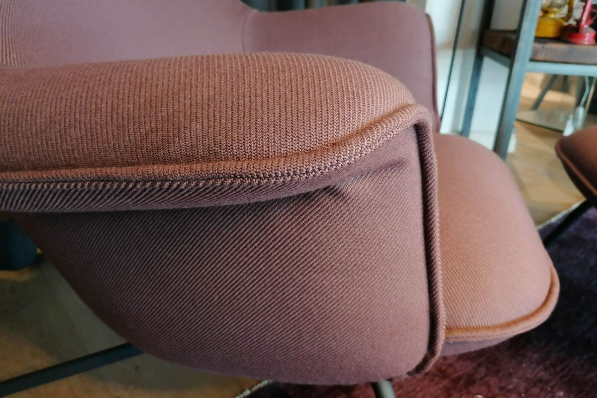 Muuto - Sessel Doze Lounge Chair High Back Stoff Kvadrat Twill Weave 280 Violett Füße Schwarz Mit Hocker - 2