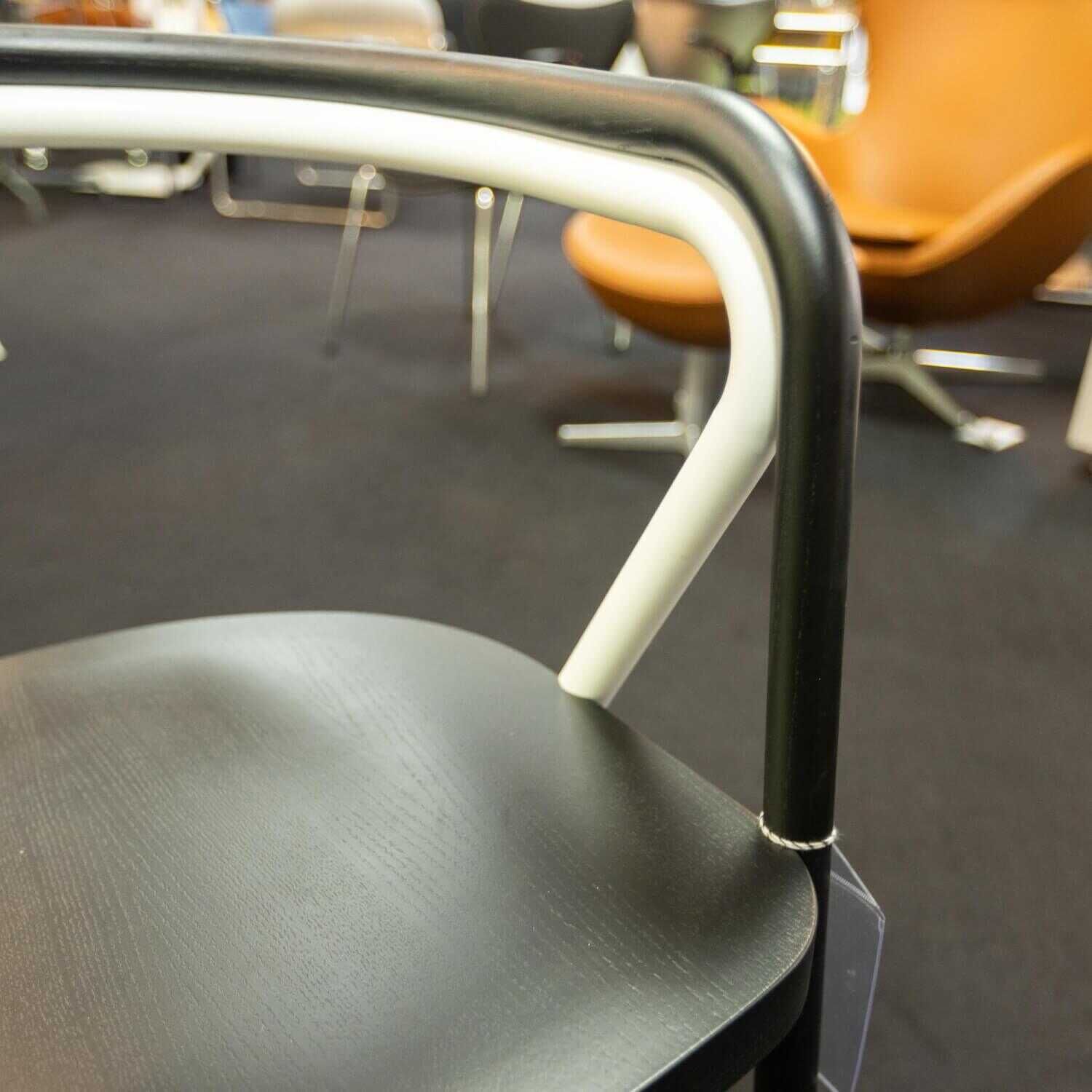 Chair 2 Gestell Esche Massiv Schwarz Metallrohr Weiß Matt Sitzfläche Birkenholz mit Massivesche