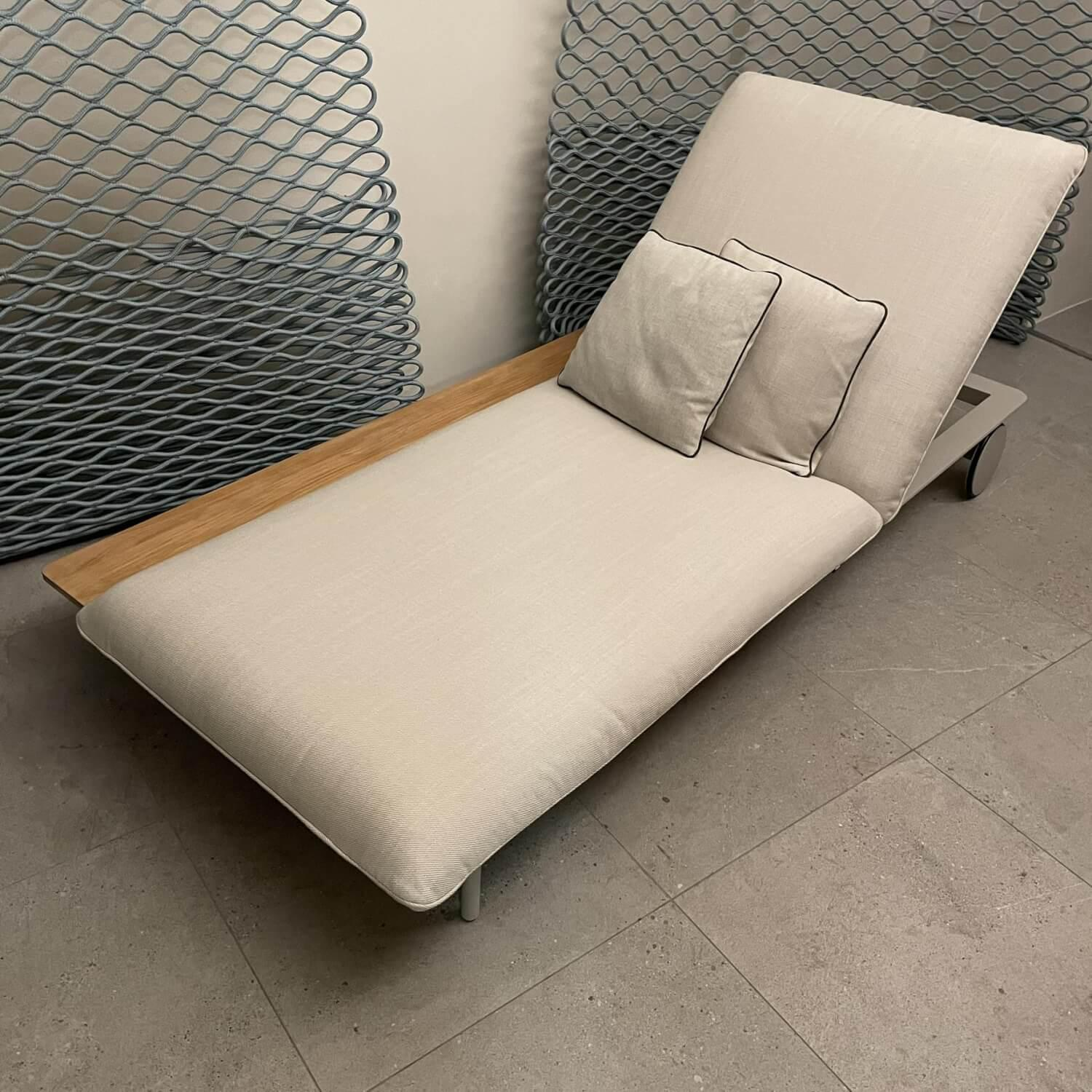 Tribù - Liege Senja Lounger Bezug Stoff Linen Beige Crème Gestell Aluminium Mit Tischplatte Teak - 5