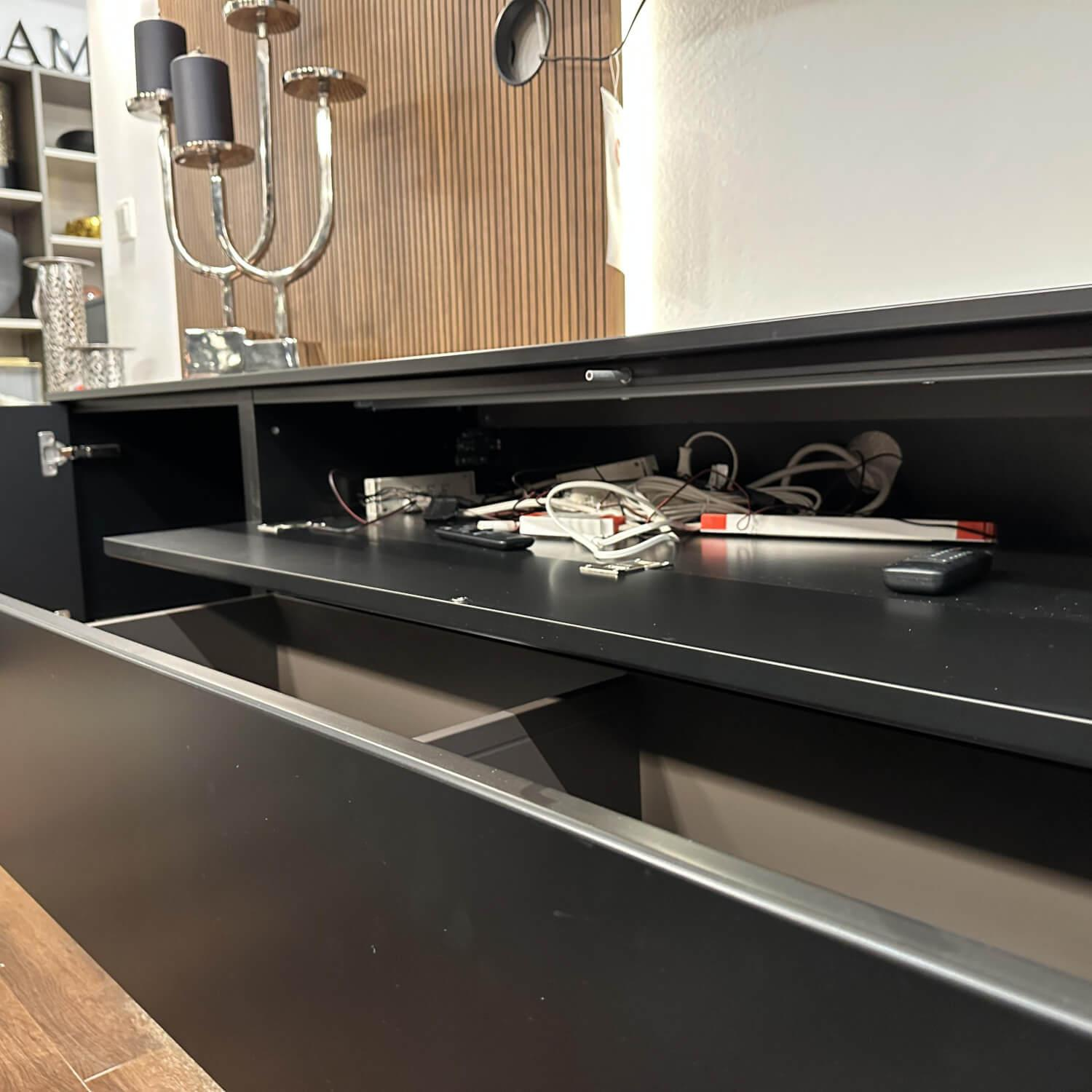 Rietberger Möbelwerke - Sideboard Deviso Lack Schwarz Mit Push To Open Inklusive Paneel Nussbaum Nova Und Beleuchtung - 5