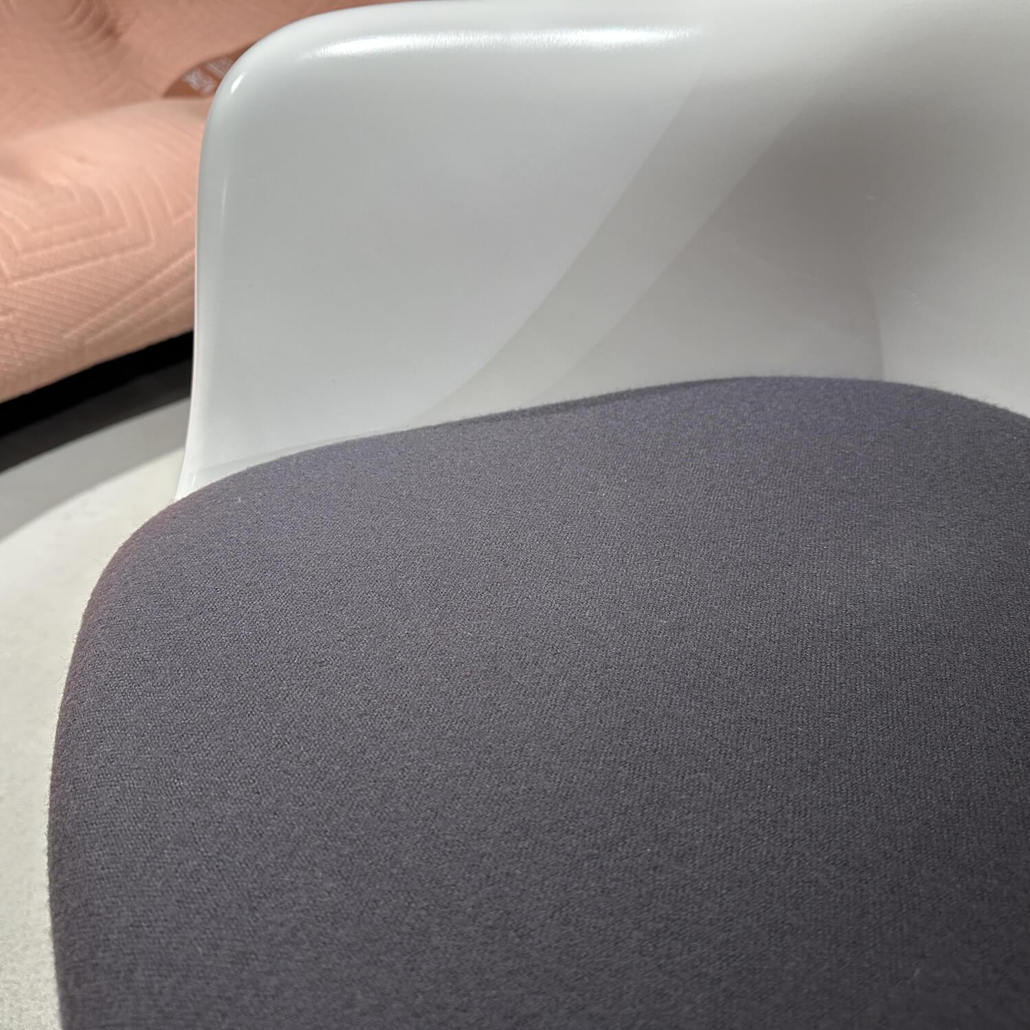 Knoll International - Armlehnstuhl Saarinen Tulip Schale Weiß Drehbar Sitzkissen Tessuto Hopsack Charcoal Dunkelgrau - 2