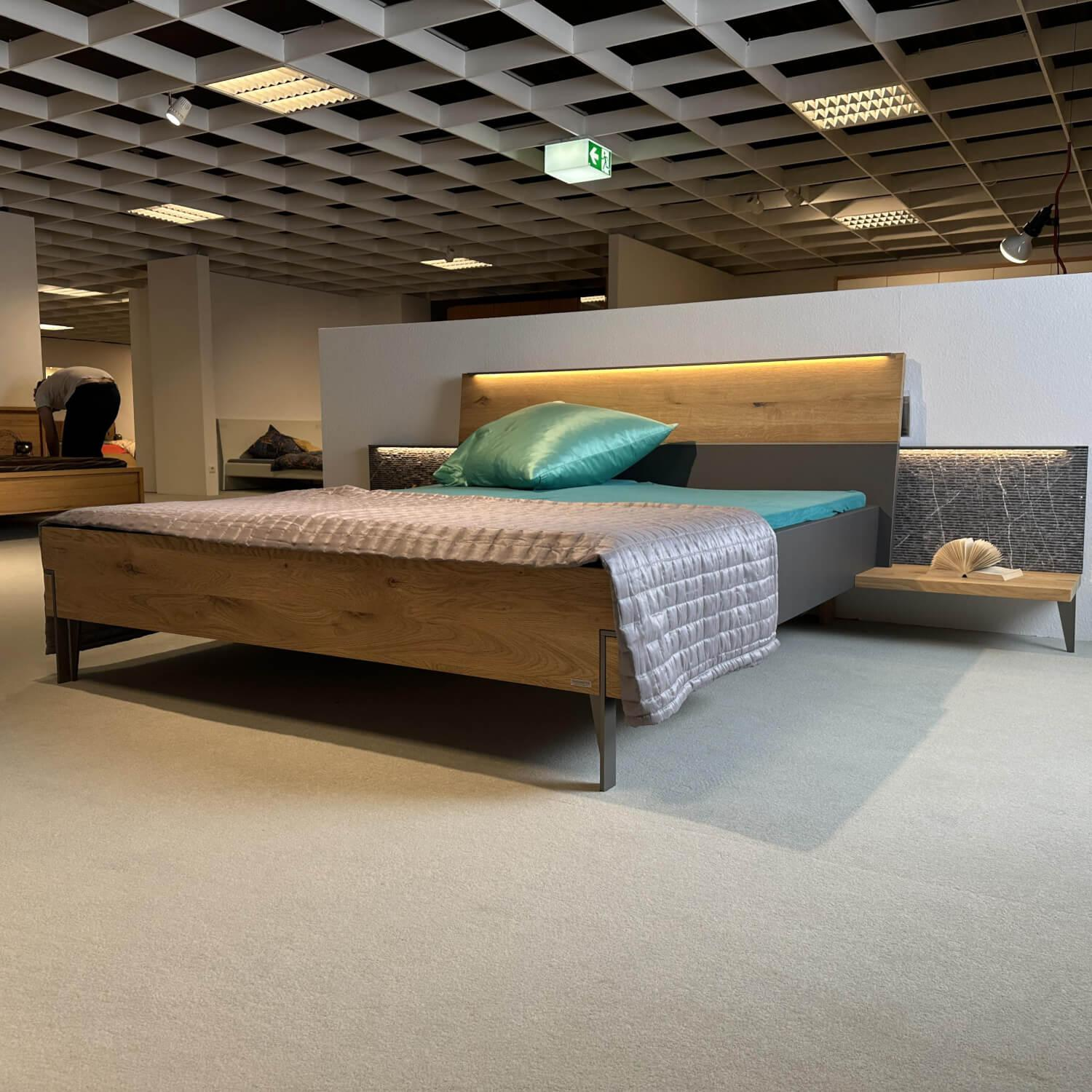 Thielemeyer - Schlafzimmer Milo Wildeiche Massiv Gebürstet Lack Graphit Akzent Naturstein Grau Füße Metall Titan Grau Mit Beleuchtung - 2