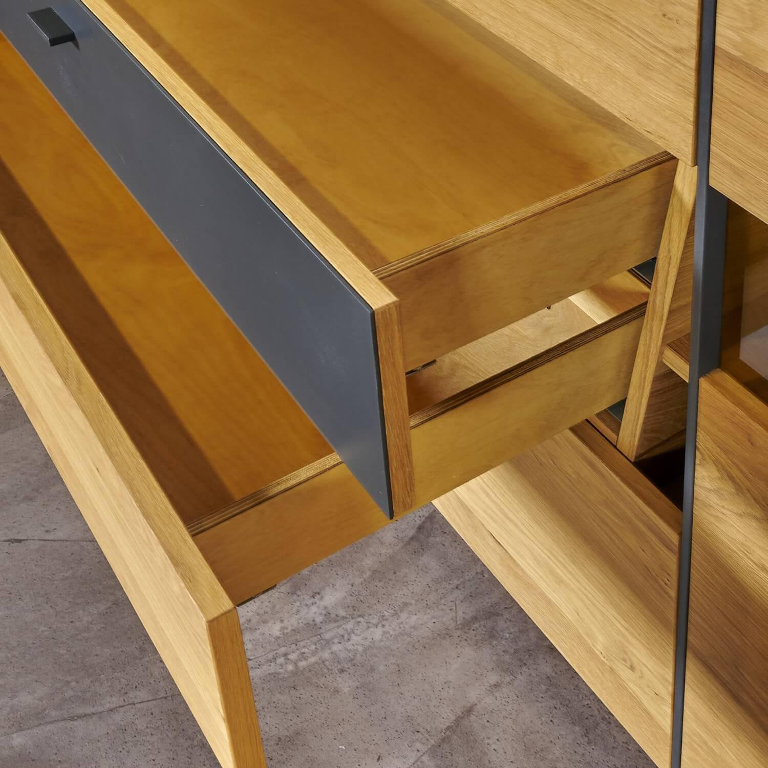 Wohn Concept - Sideboard 2021 Vollholz Wildeiche Furniert Mattlack Beton Griffe Metall Effektlack Matt Grey Grau Glas Parasolglas Braun - 7