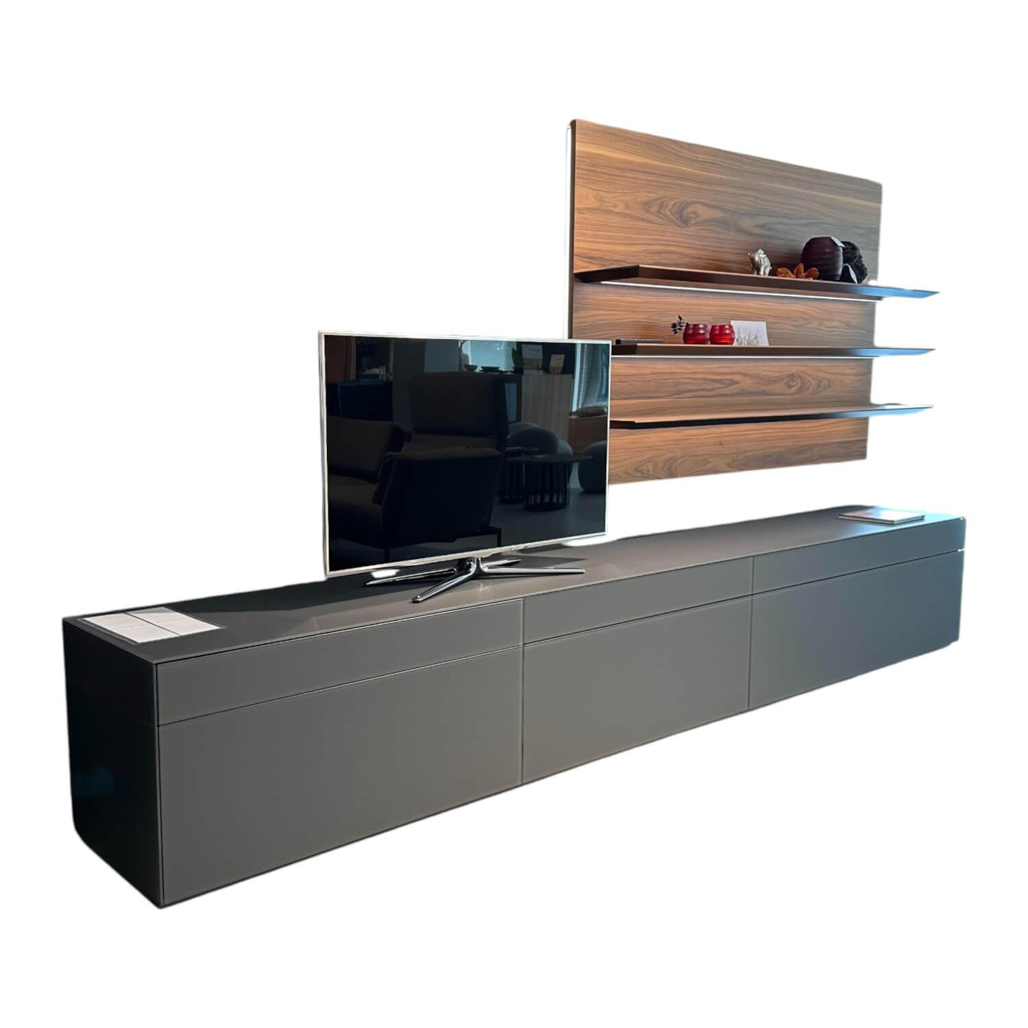 Kettnaker - Wohnwand Soma Lack Und Glas Graphit Matt Grau Mit Paneelsystem Nussbaum Massivoptik Und Beleuchtung - 1