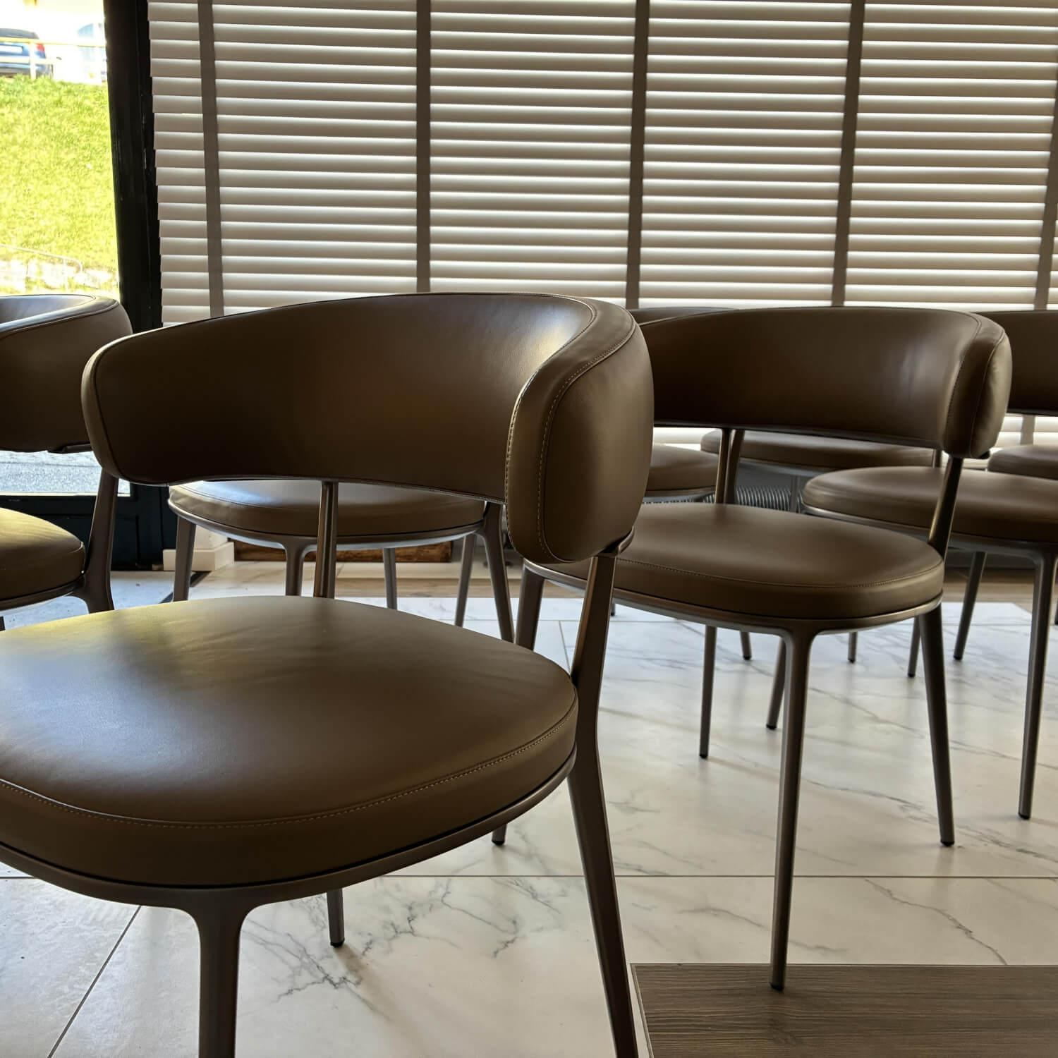 B&B Italia - 8er-Set Stuhl Caratos H73 Leder Gamma Tortora 1226280 Gestell Bernseteinfarben Lackiert - 9