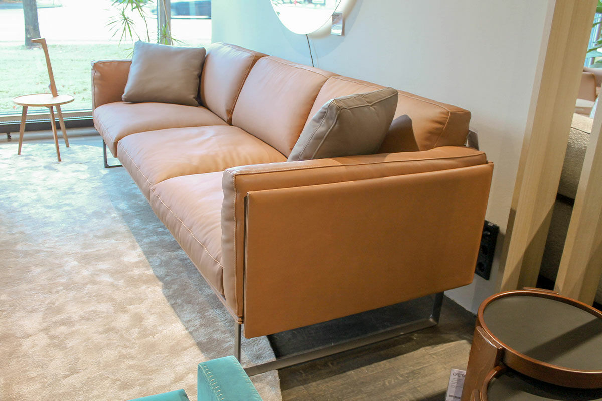 Cassina - Sofa 8 Leder ZZ Tabacco Cognacbraun Gestell PGT Anthrazit mit 2 Daunenkissen - 4