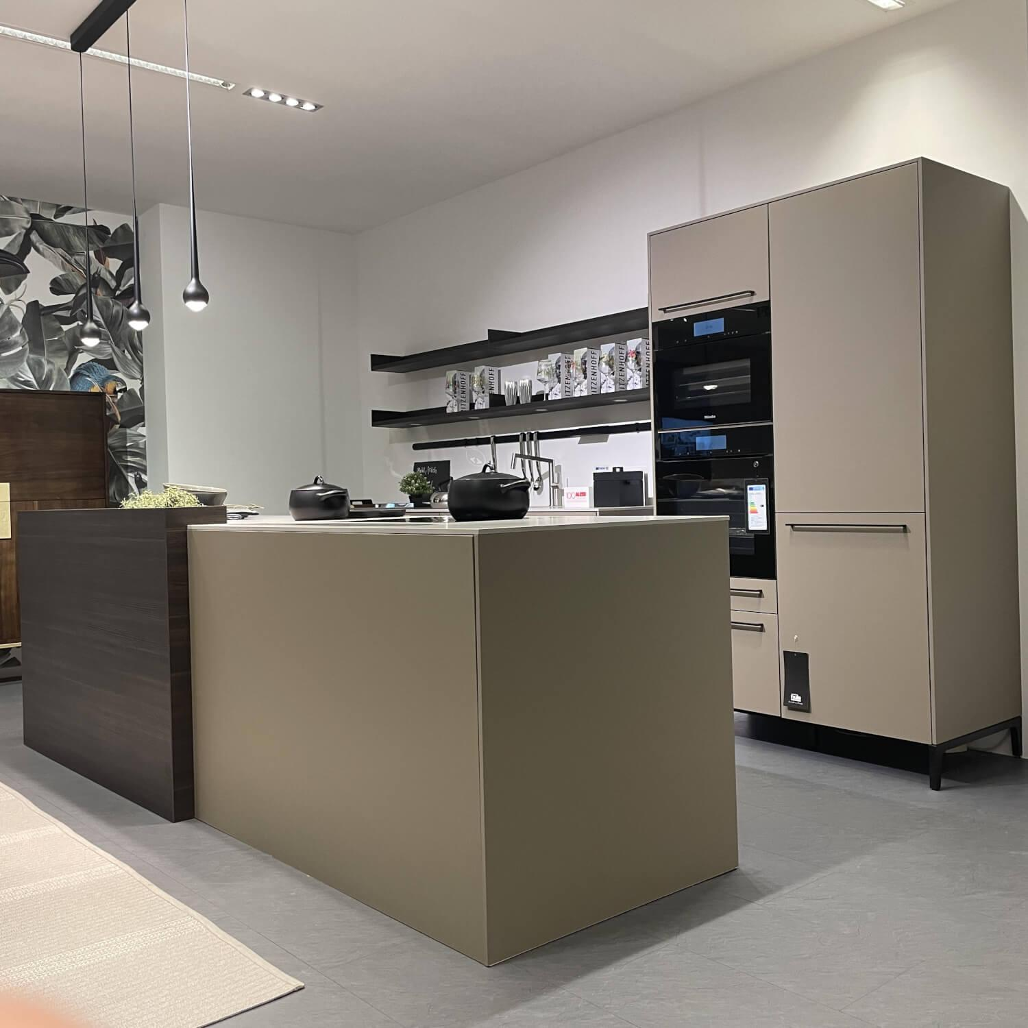 Siematic - Küche Urban SC 45 Front SimiLaque Muskat Samtmatt Beige Grau Absetzung Holzdekor Larix Terra Dunkelbraun Arbeitsplatte Keramik Betonoptik Grau Inklusive Elektrogeräte - 22