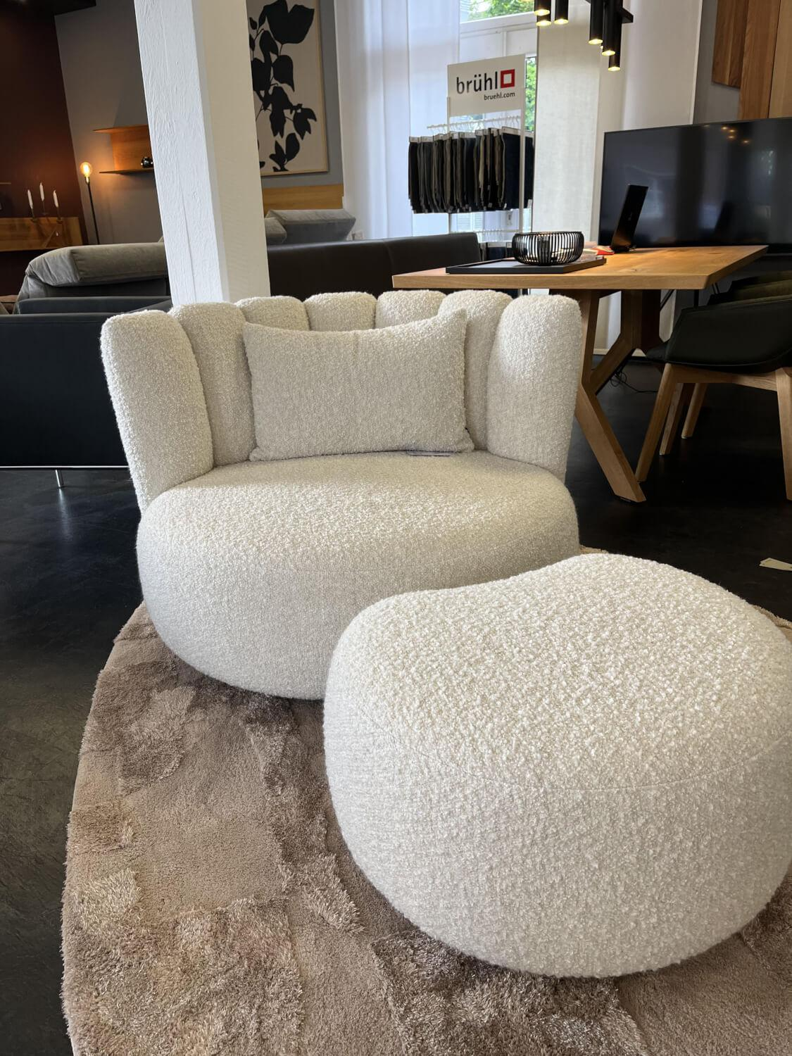 KFF - Sessel Gaia Divano Stoff JAB Collection Fluffy Creme 5-Stern Gestell Metall Schwarz Drehbar Inkl. Hocker Und Kissen - 5