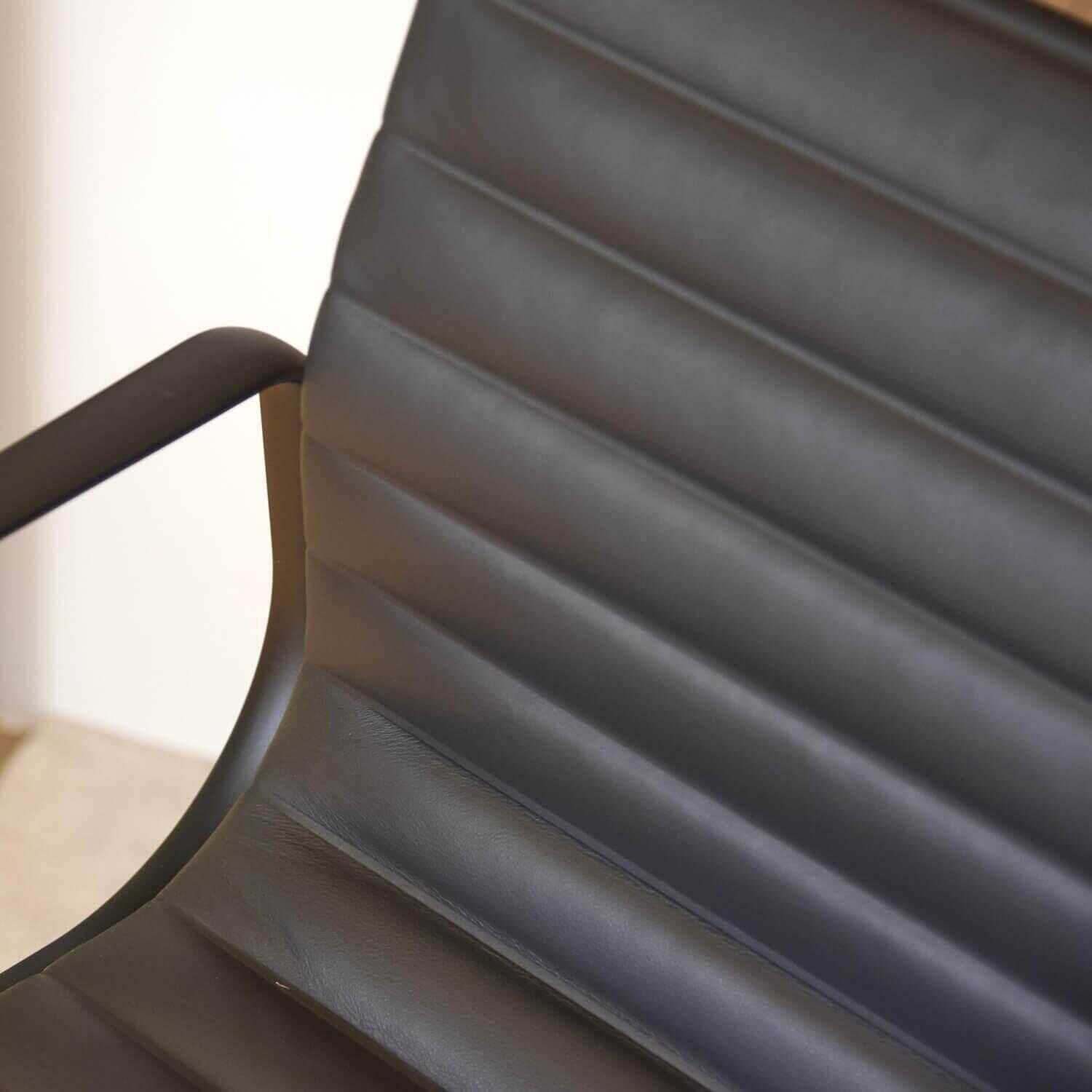 Armlehnstuhl Aluminium Chair EA 104 Leder Asphalt Untergestell Tiefschwarz