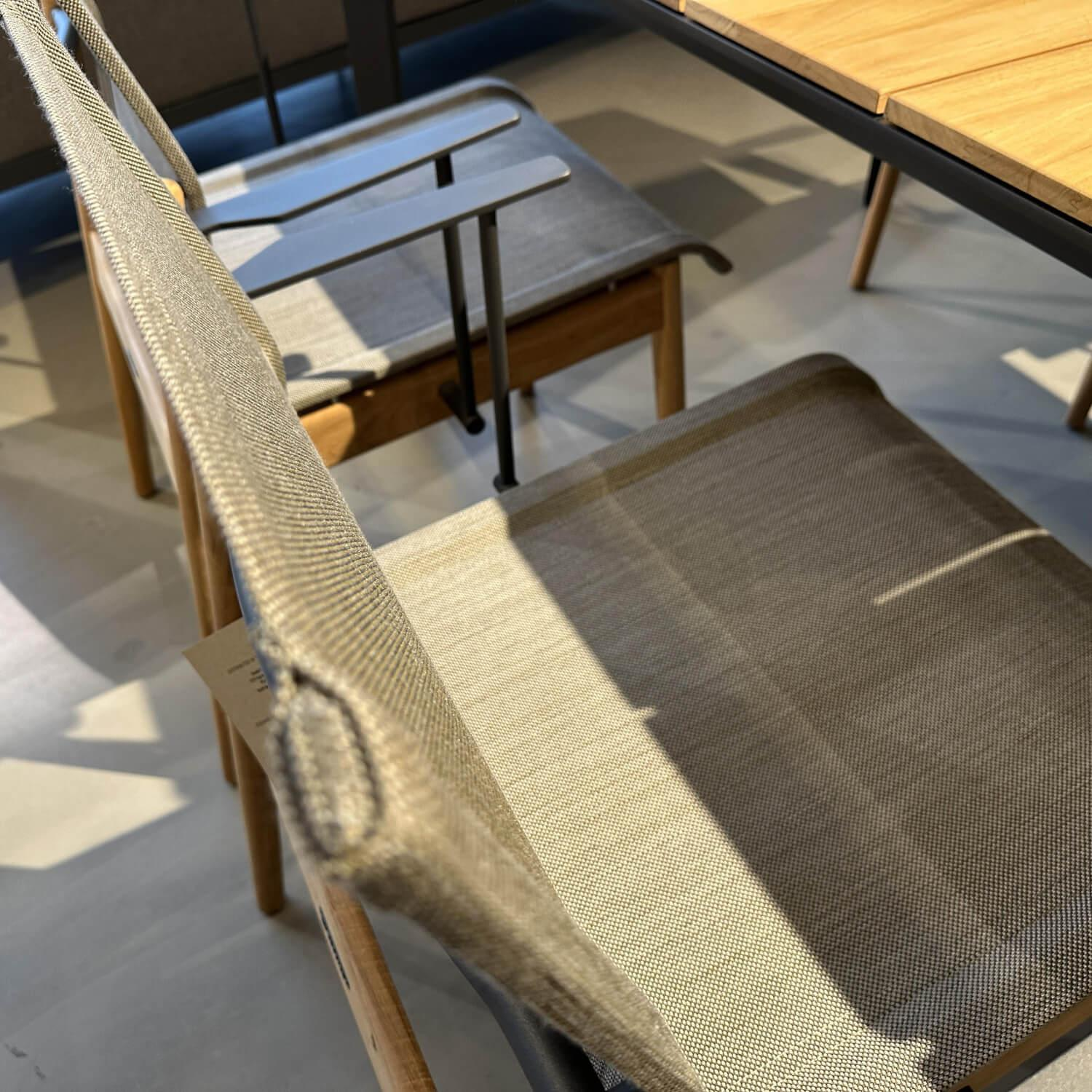 Gloster - Outdoor Essgruppe Carver Platte Teak Gestell Aluminium Meteor Schwarz Stuhl Sway Bespannung Ferrari Anthrazit - 6