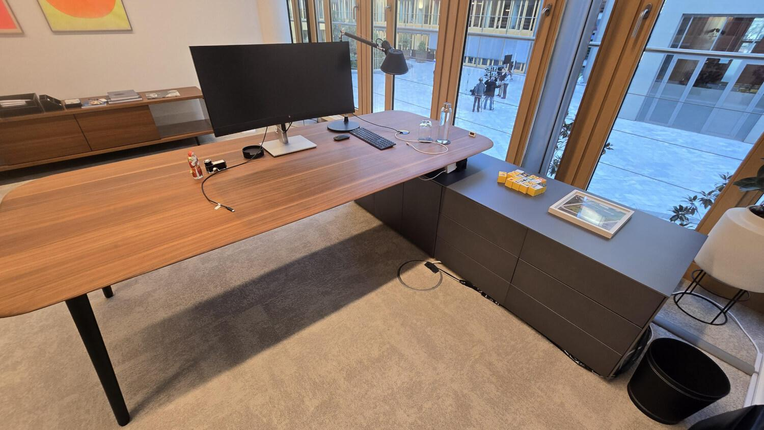 Walter Knoll - Schreibtisch Keypiece Communication Desk Platte Nussbaum Furnier Füße Aluminium Schwarz Matt Pulverbeschichtet Mit Container - 6