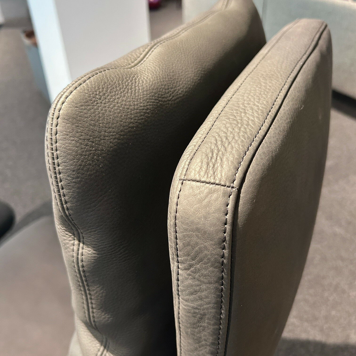 COR - Drehsessel Cordia Leder Puro 423 Schwarz Gestell Aluminium Poliert Mit Neigemechanik Inklusive Hocker - 6