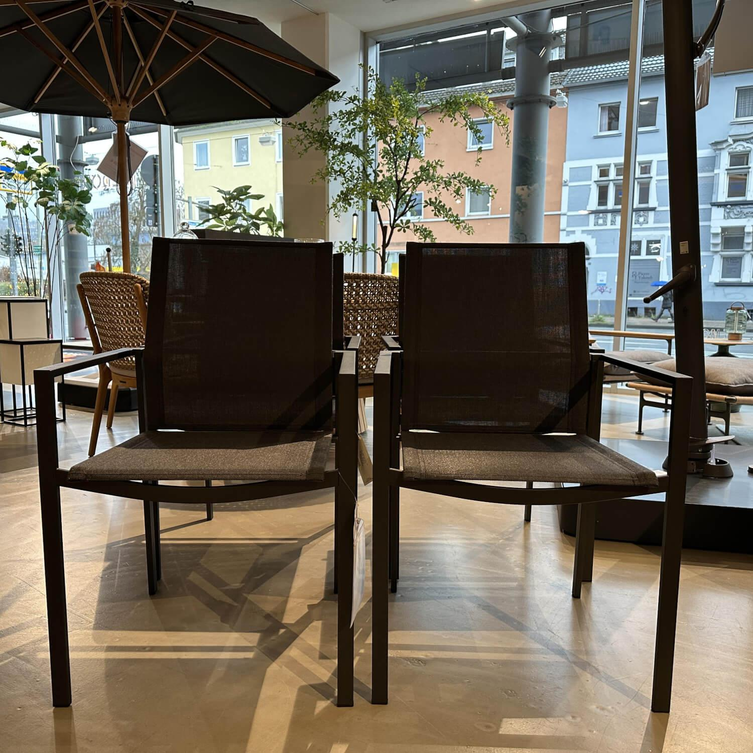 Barlow Tyrie - 4er-Set Stapelstuhl Mercury Bespannung Sunbrella Sling Charcoal Schwarz Gestell Edelstahl Graphite Carbon Schwarz - 2