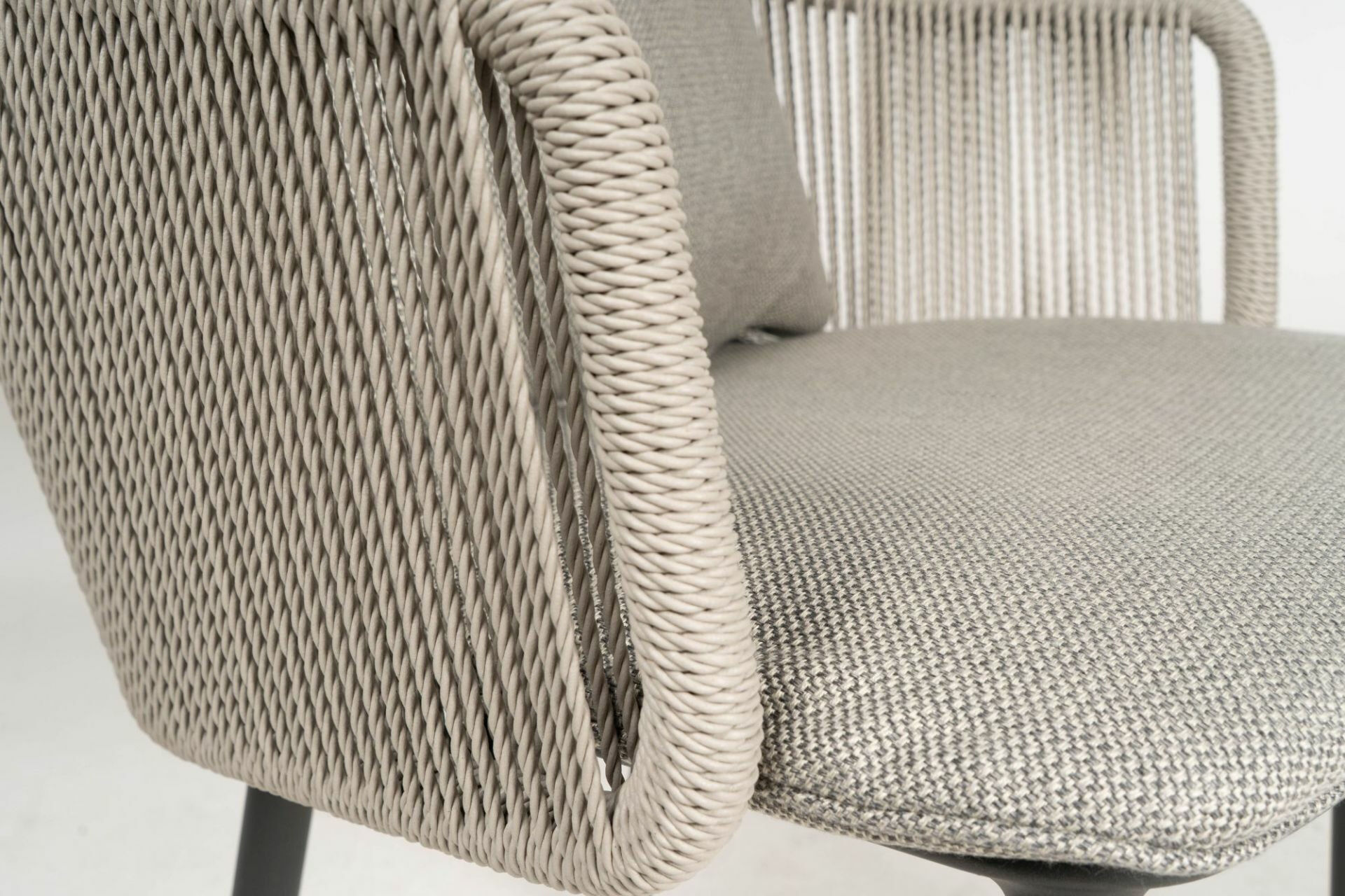 Tribù - Armlehnstuhl Senja Sitz Stoff Rustic Weave Dark Grey Grau Rücken Geflecht Canax Linen 10 Beige Gestell Aluminium Wenge 89 Schwarz Pulverbeschichtet - 4