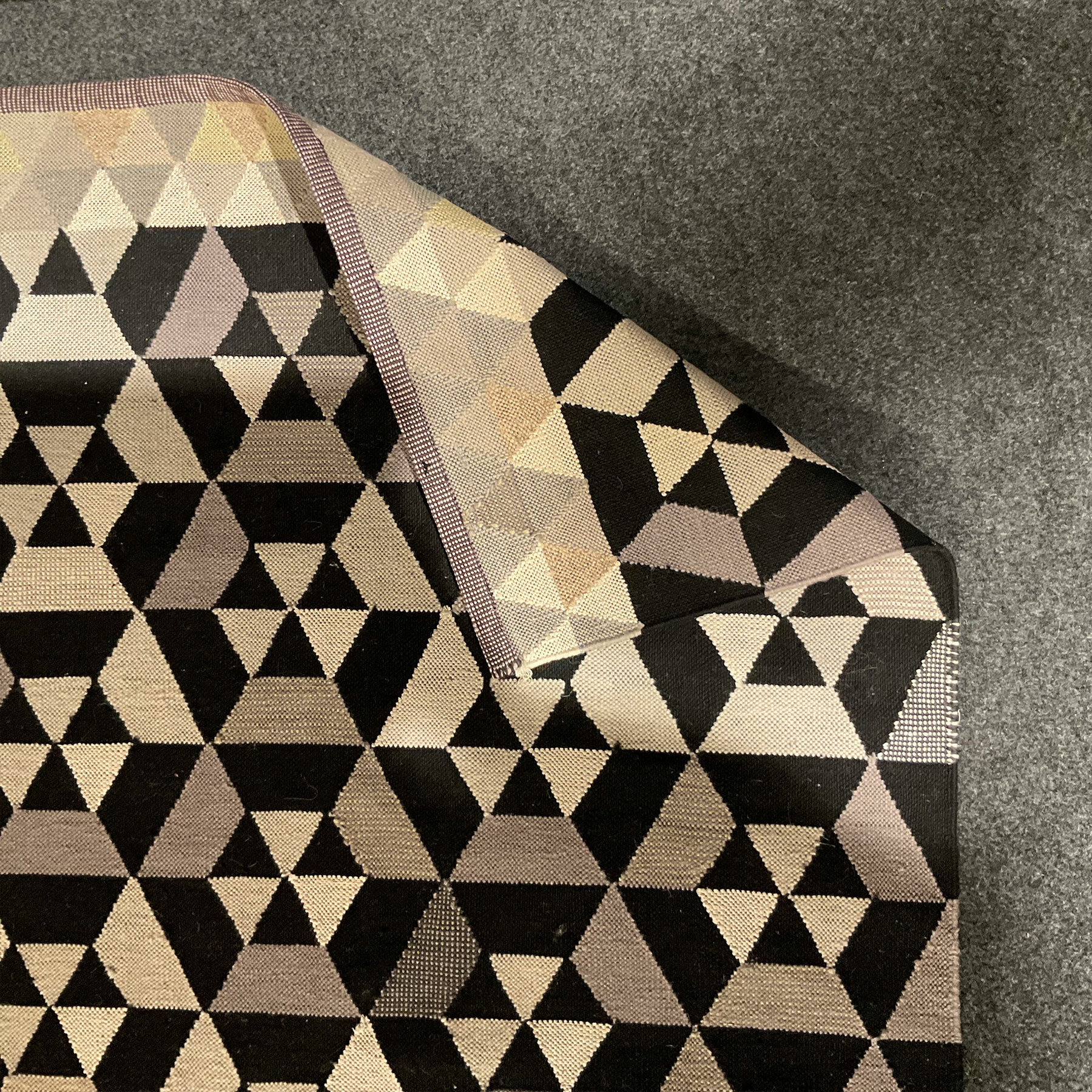 Ligne Roset - Teppich Hex Hex Black Schwarz Beige Braun - 4