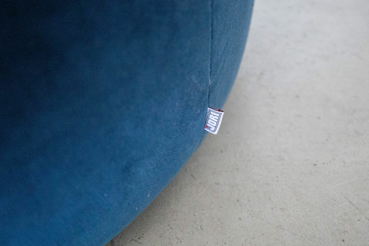 Jori - Hocker Macaron Stoff C0058 Vittoria Petrol Blau Zierband Leder Liparo Schwarz Untergestell Lenkrollen - 4