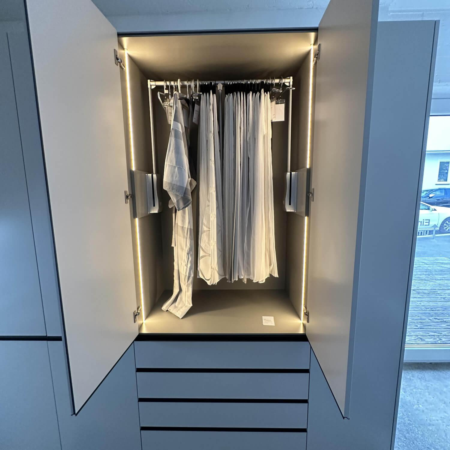 Interlübke - Kleiderschrank Collect Außen Lack Greige M08 Matt Weiß Grau Innen Lack Muschel M23 Matt Beige Grau Mit Beleuchtung - 10