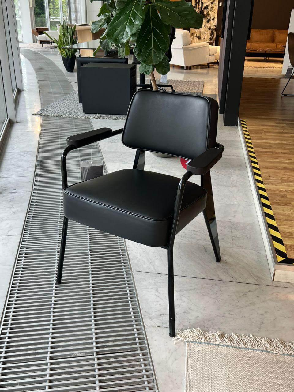 Vitra - Sessel Direction Leder Premium F Schwarz Armelehne Eiche Dunkel Tiefschwarz Glatt Gestell Metall Tiefschwarz Glatt - 4